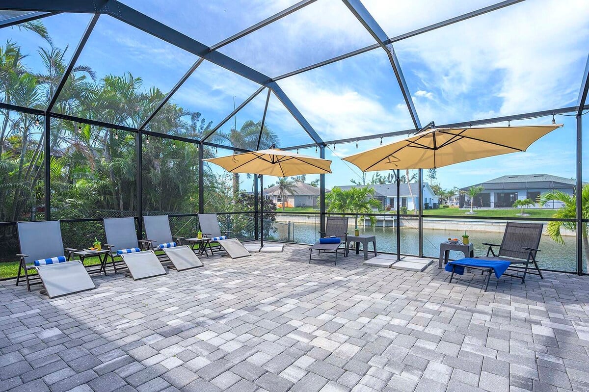 Beheizter Pool mit Lanai und Sitzbereich im Außenbereich.