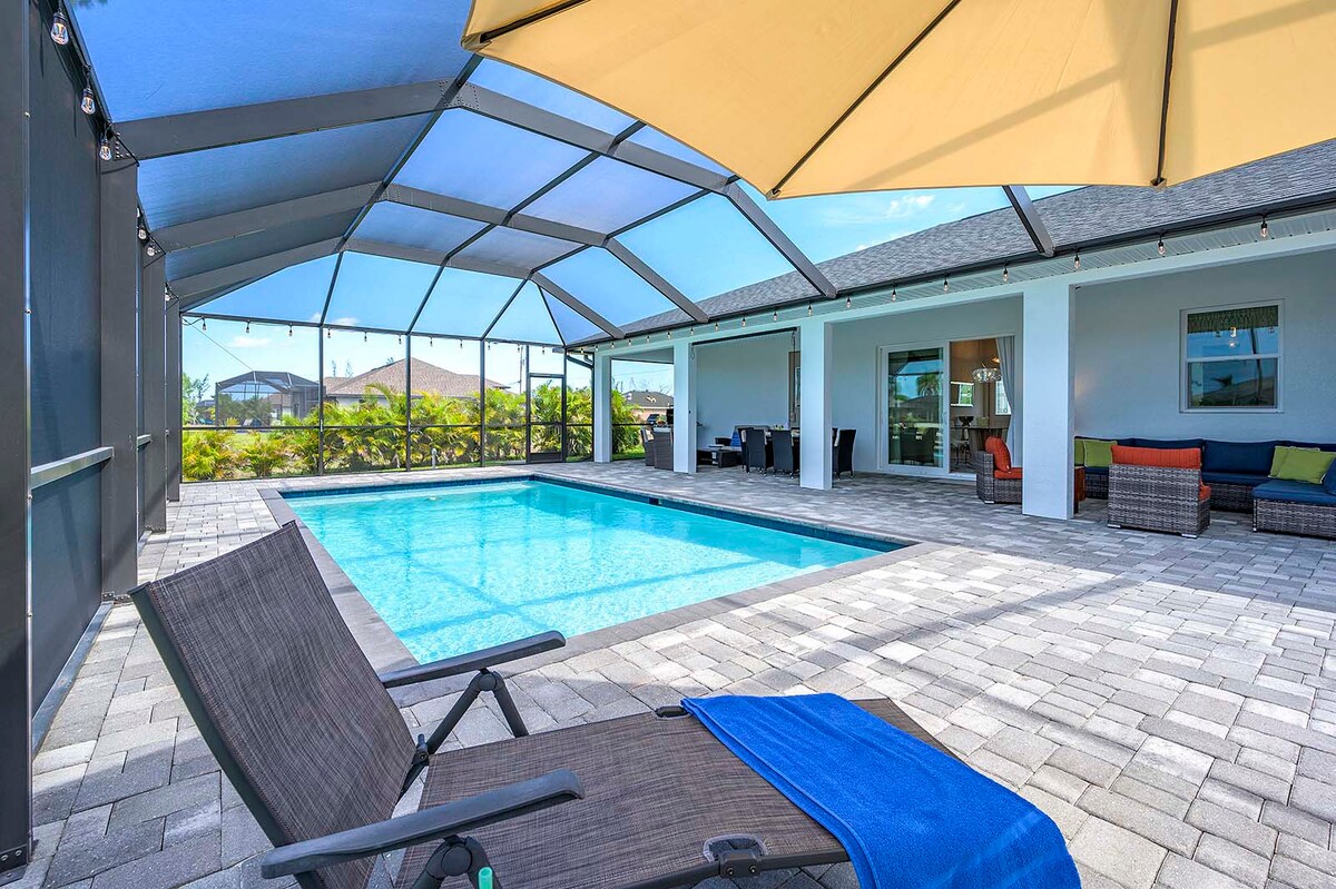 Beheizter Pool mit Lanai und Sitzbereich im Außenbereich.