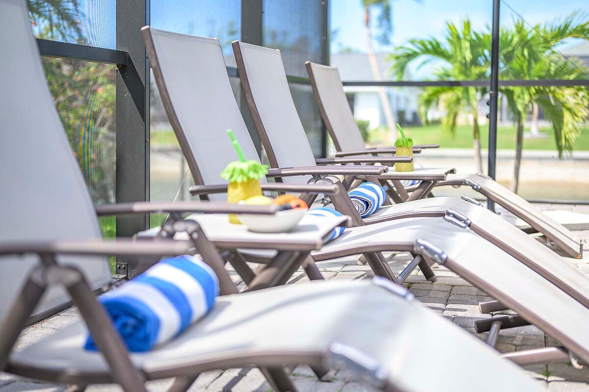 Beheizter Pool mit Lanai und Sitzbereich im Außenbereich.