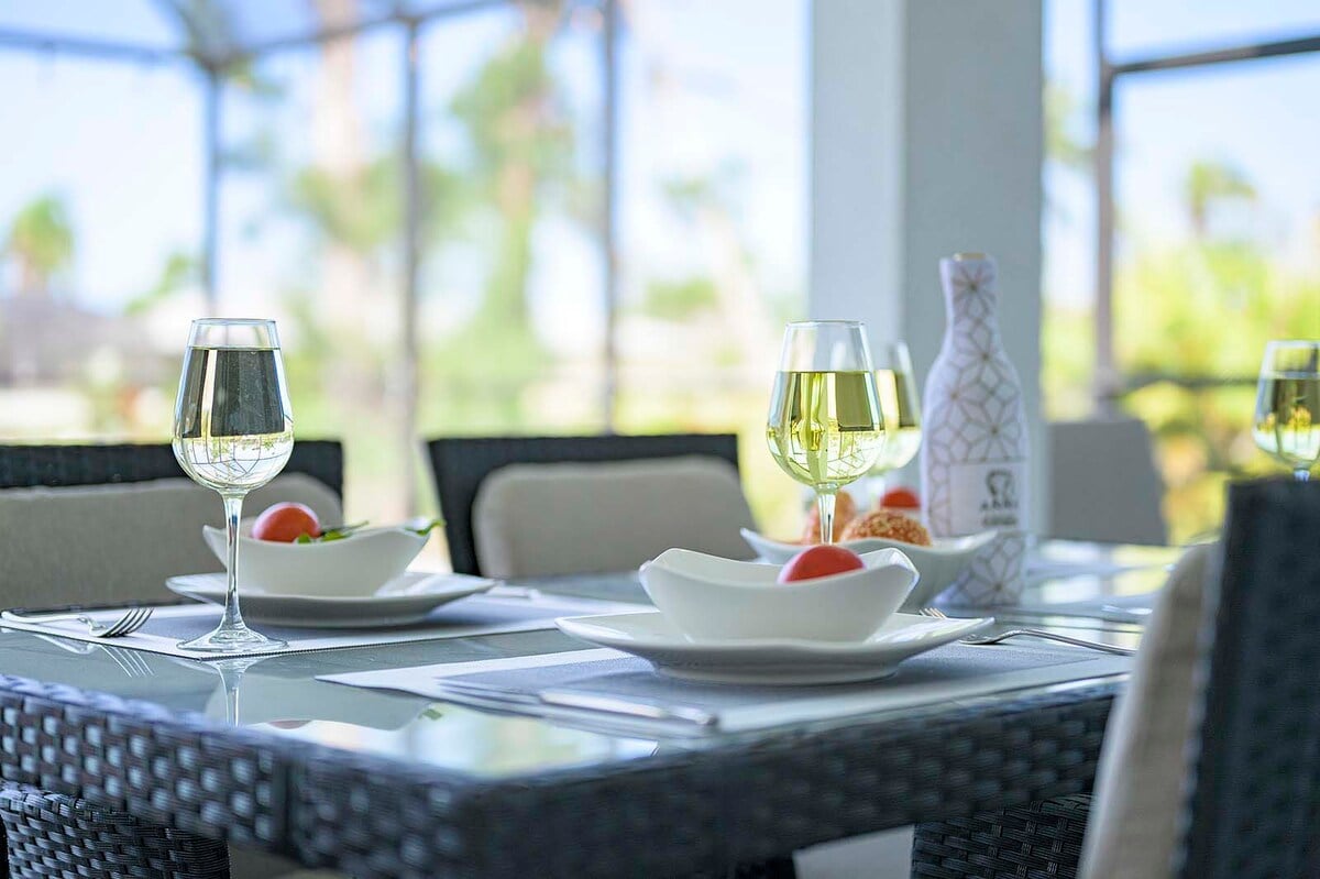 Beheizter Pool mit Lanai und Sitzbereich im Außenbereich.