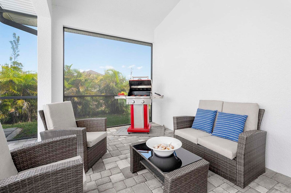 Beheizter Pool mit Lanai und Sitzbereich im Außenbereich.