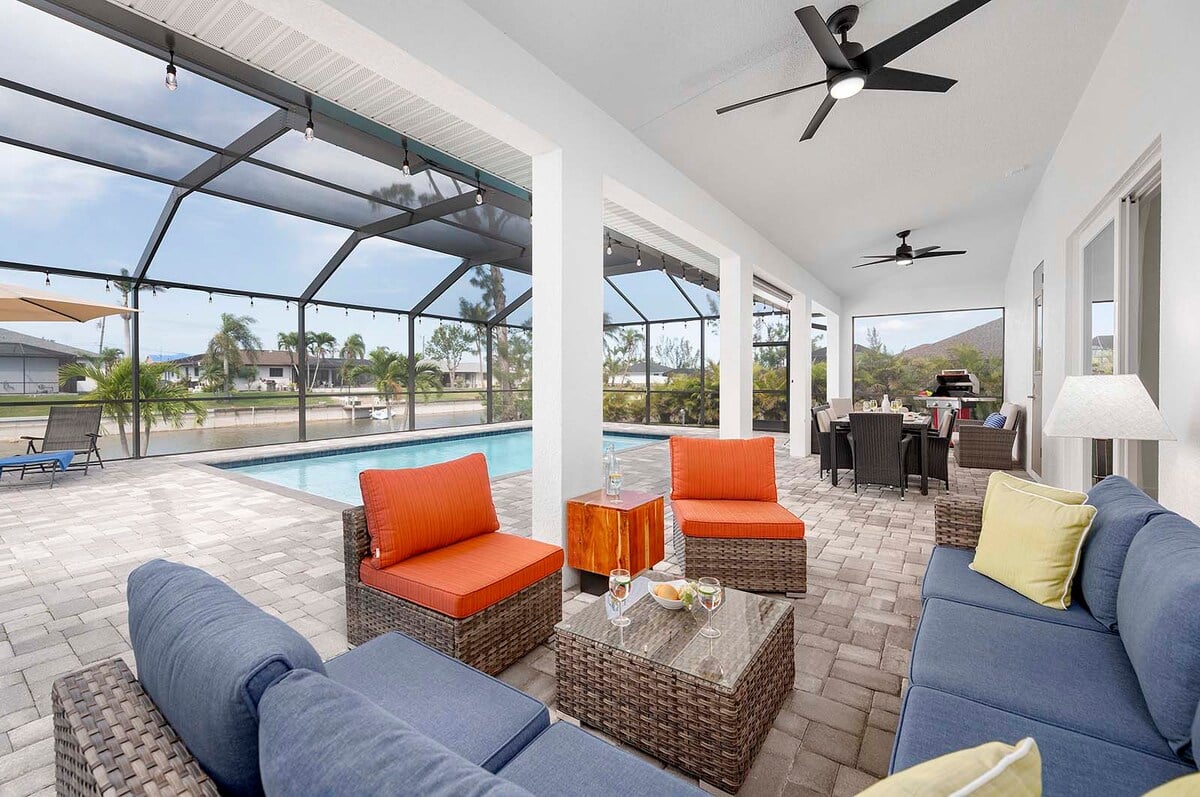 Beheizter Pool mit Lanai und Sitzbereich im Außenbereich.