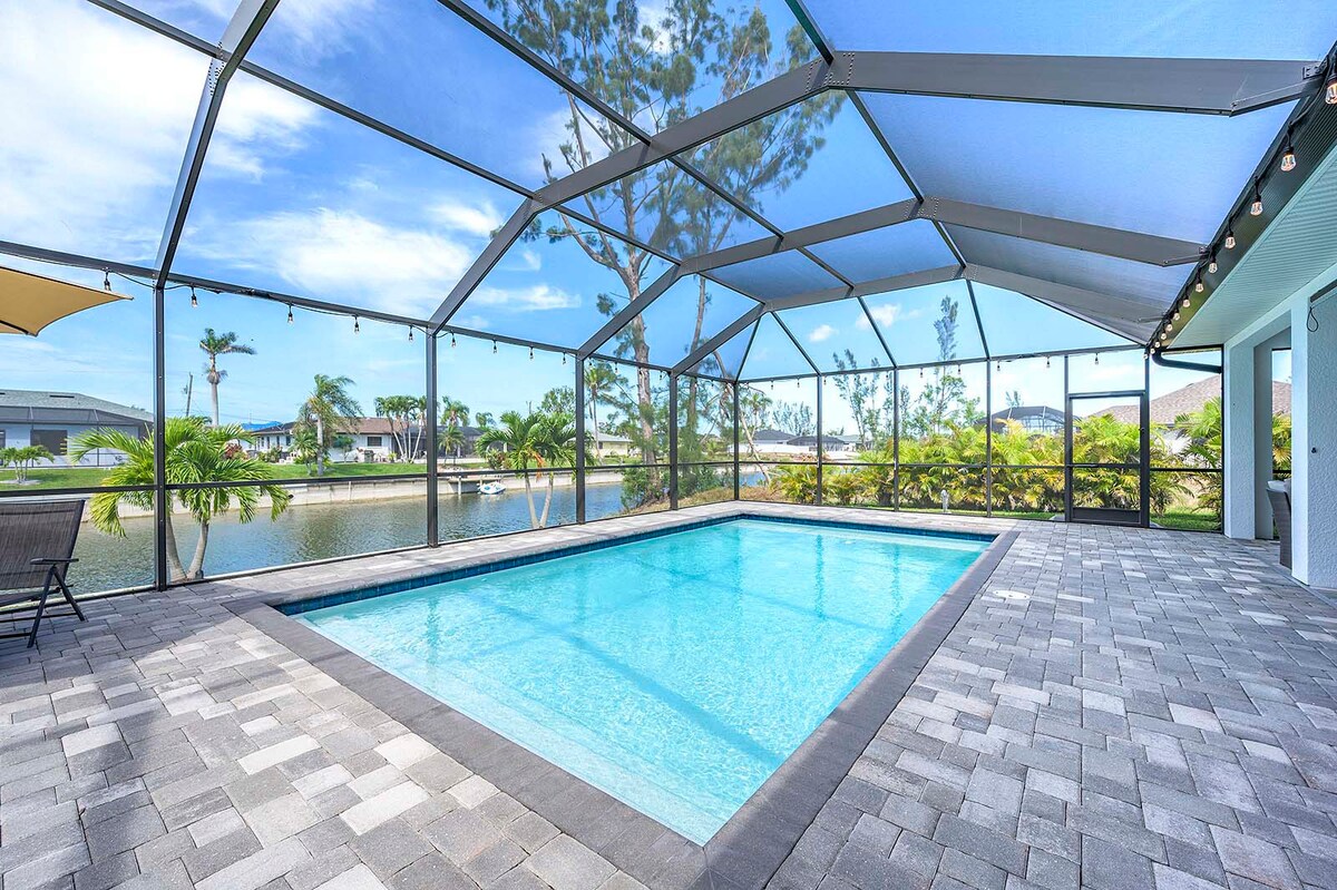 Beheizter Pool mit Lanai und Sitzbereich im Außenbereich.