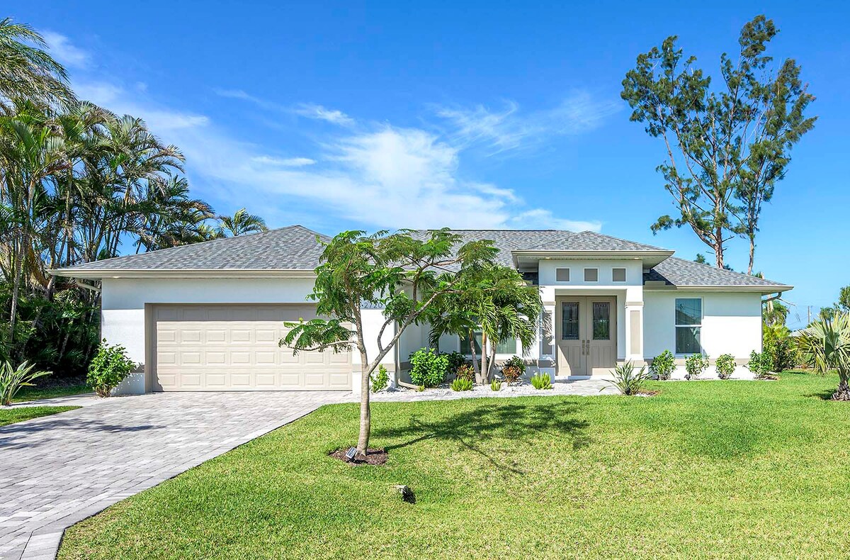 Beheizter Pool mit Lanai und Sitzbereich im Außenbereich.