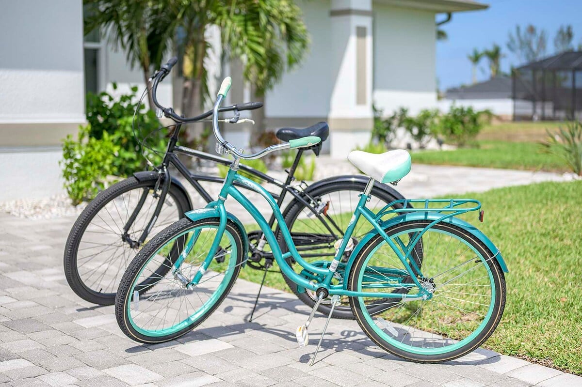 Beheizter Pool mit Lanai und Sitzbereich im Garten.