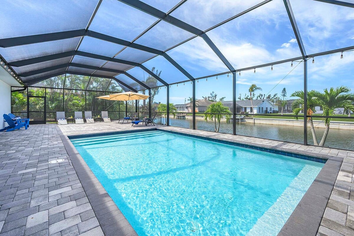 Beheizter Pool mit Lanai und Sitzbereich im Außenbereich.