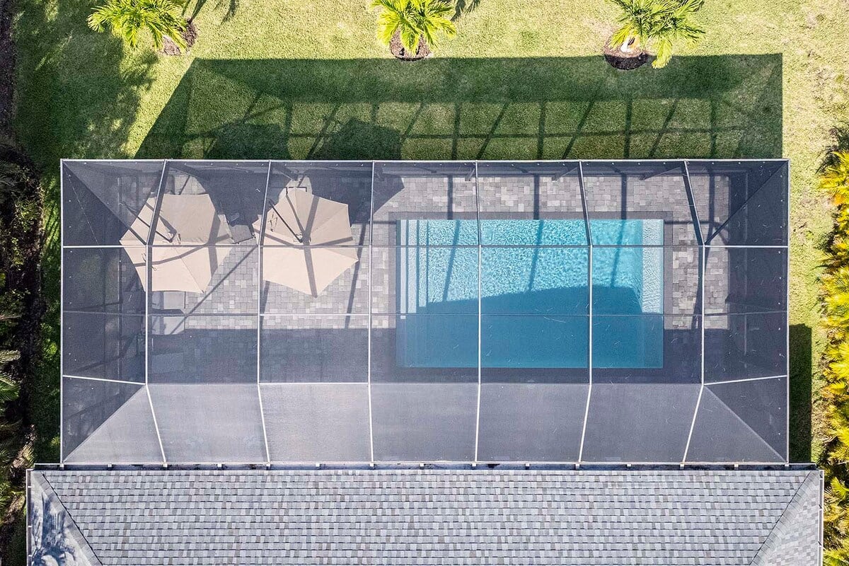 Beheizter Pool mit Lanai und Sitzbereich im Außenbereich.