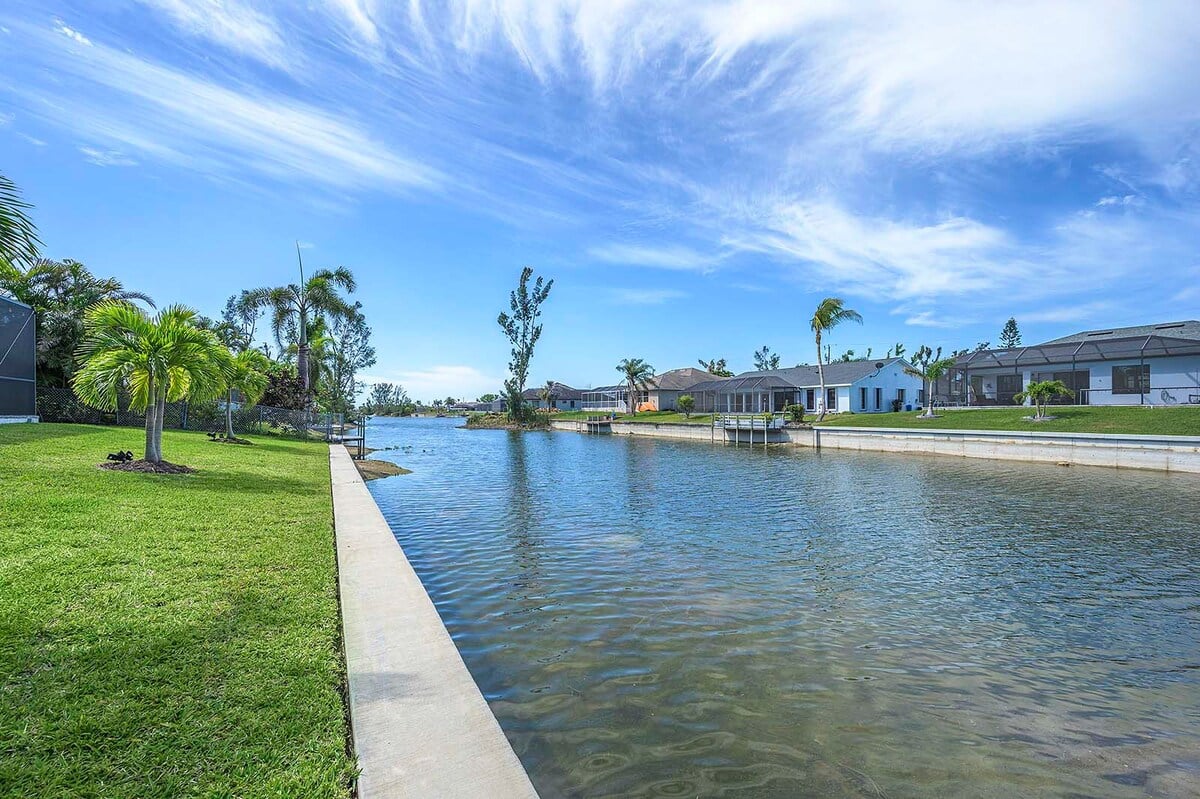Beheizter Pool mit Lanai und Sitzbereich im Außenbereich.