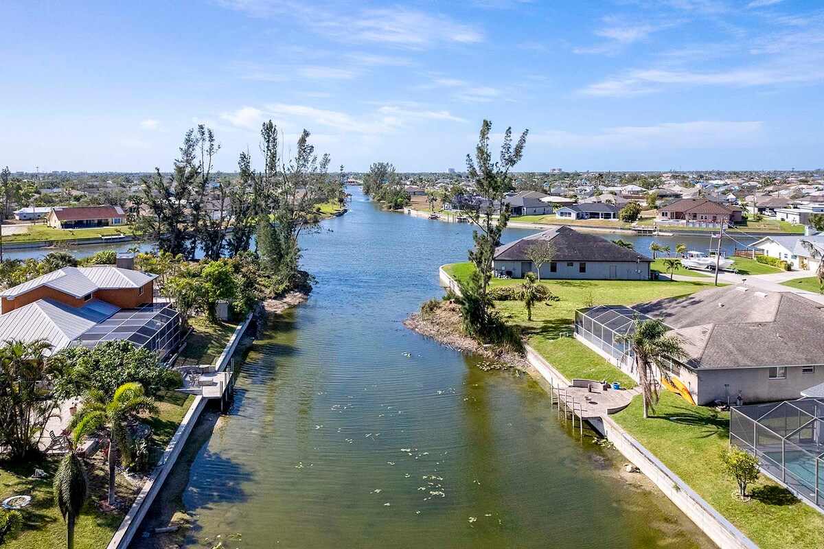 Beheizter Pool mit Lanai und Sitzbereich im Außenbereich.