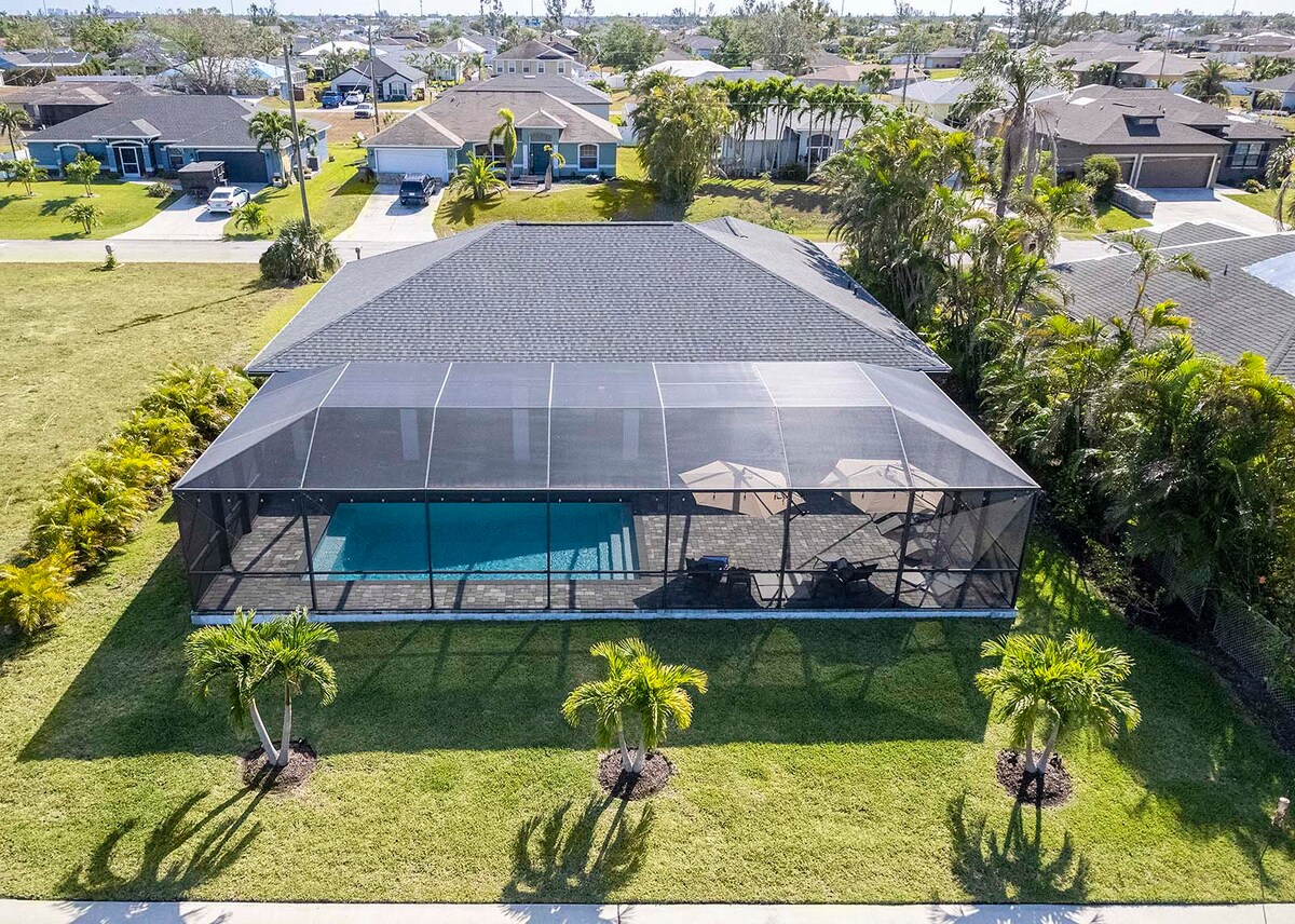 Beheizter Pool mit Lanai und Sitzbereich im Außenbereich.