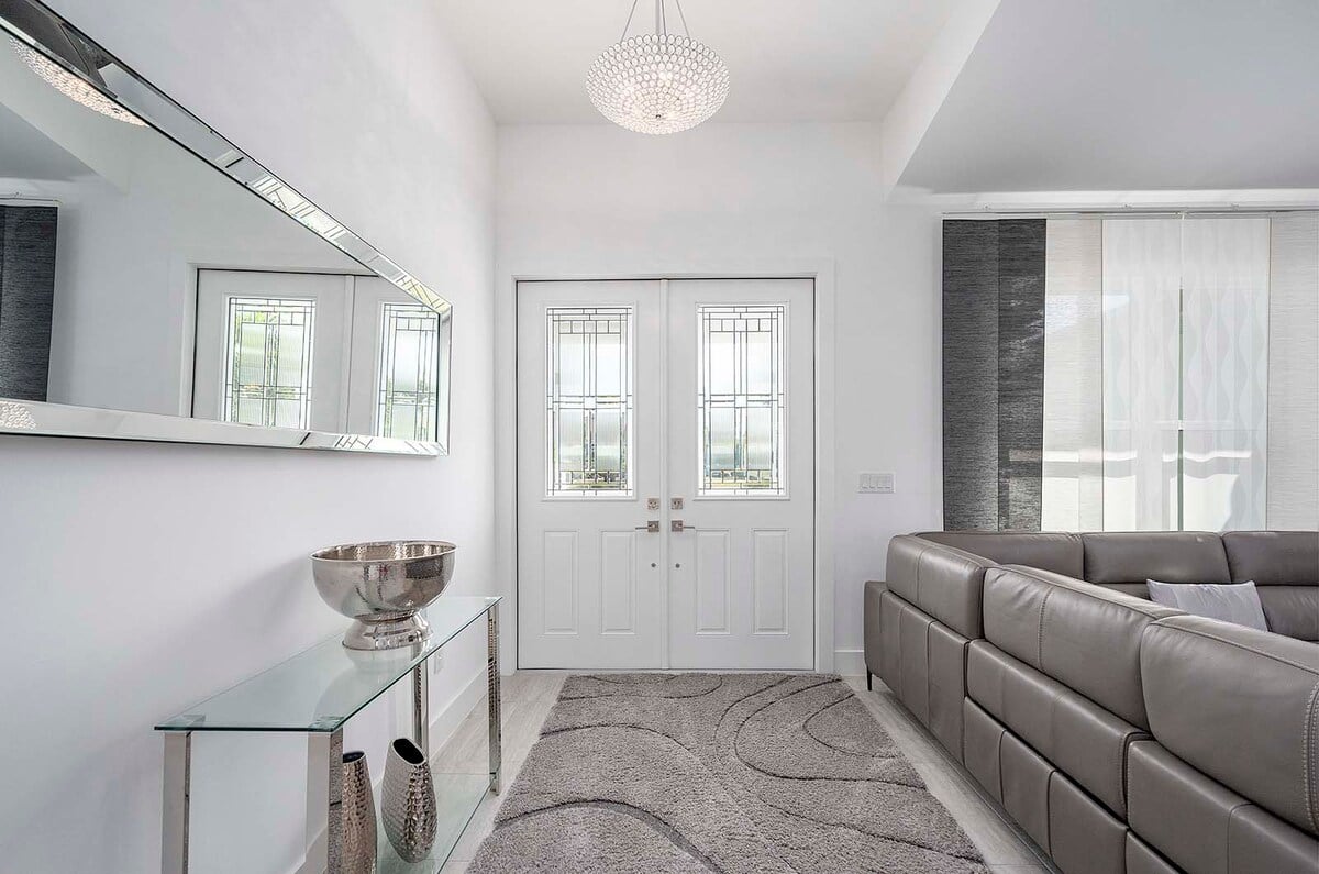 Beheizter Pool mit Lanai und Sitzbereich im Außenbereich.