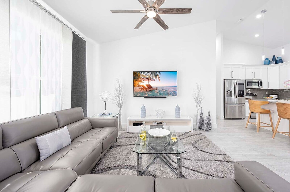 Beheizter Pool mit Lanai und Sitzbereich im Außenbereich.