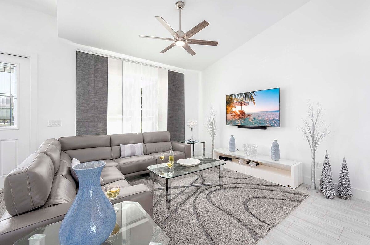 Beheizter Pool mit Lanai und Sitzbereich im Außenbereich.