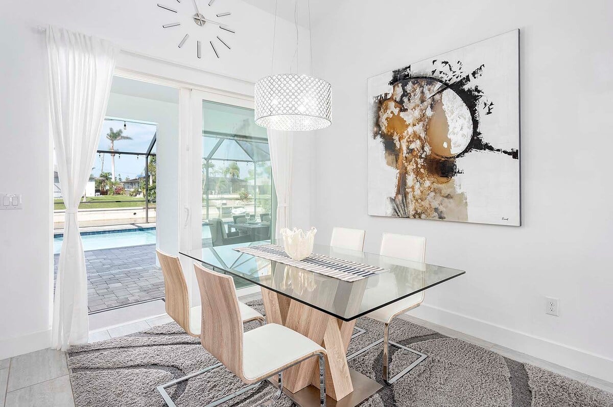 Beheizter Pool mit Lanai und Sitzbereich im Außenbereich.