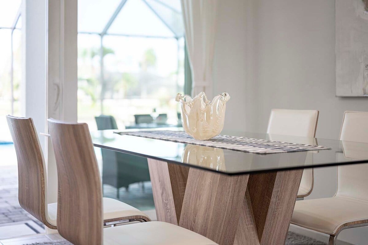 Beheizter Pool mit Lanai und Sitzbereich im Außenbereich.