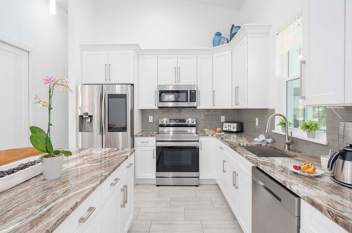 Beheizter Pool mit Lanai und Sitzbereich im Außenbereich.