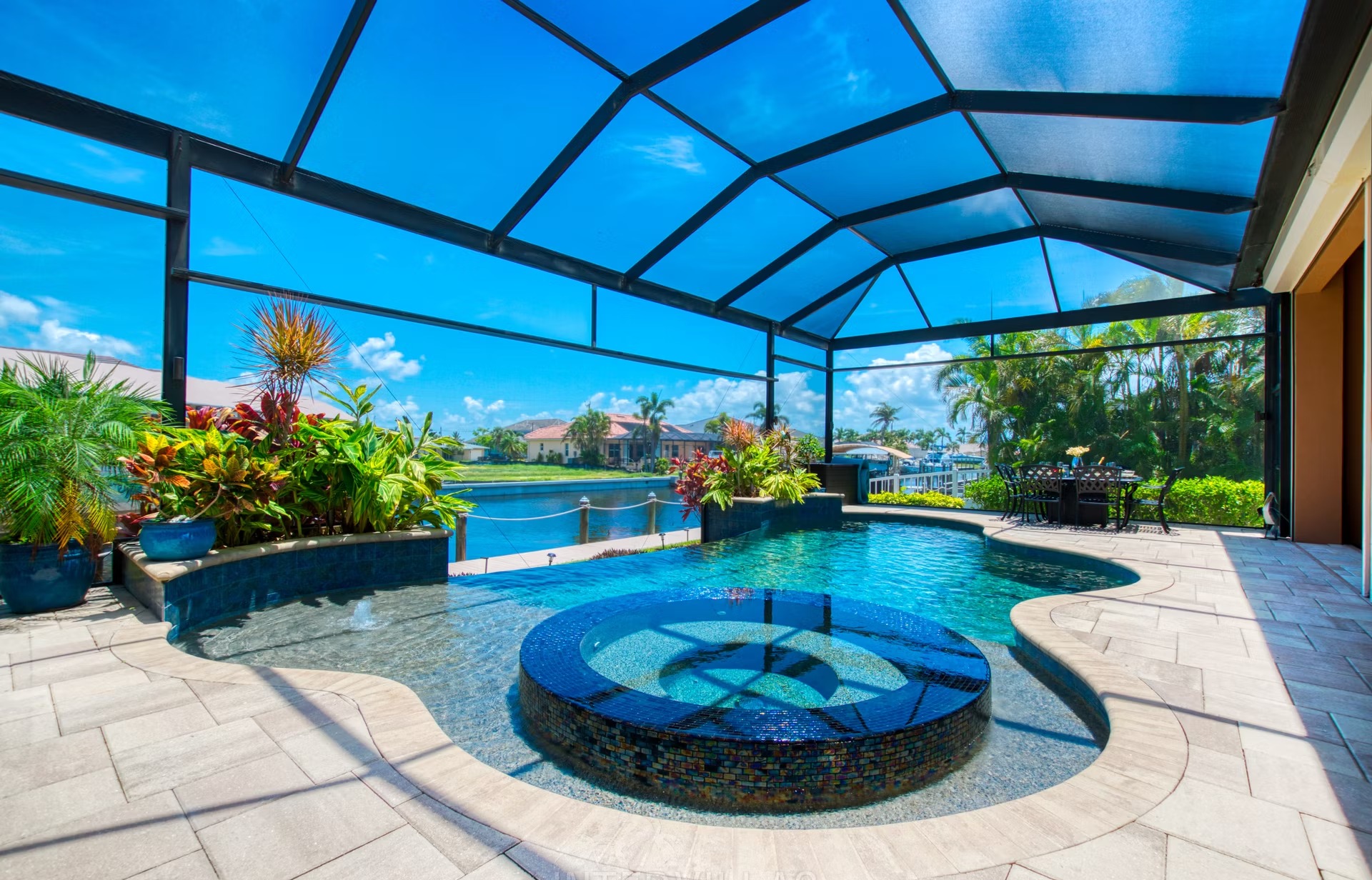 Moderne Waterfront-Villa in Cape Coral mit Infinity-Salzwasserpool und Spa.