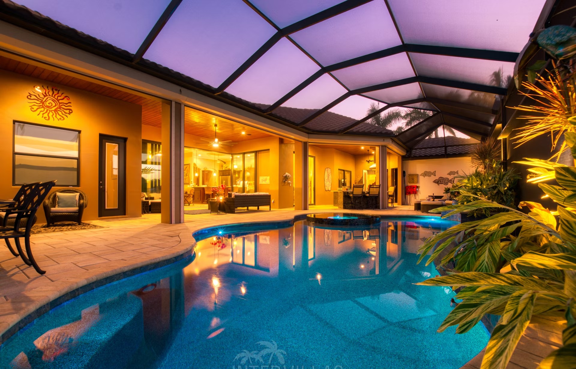 Infinity-Salzwasserpool mit Spa und Blick auf den Kanal.