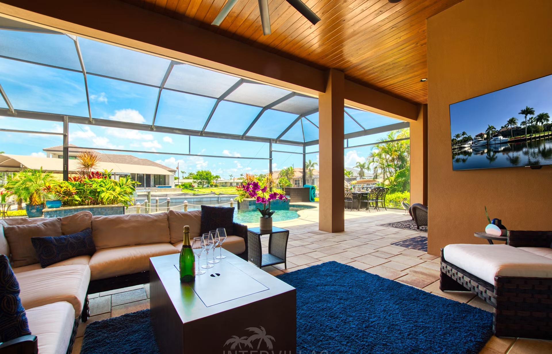 Infinity-Salzwasserpool mit Spa und Blick auf den Kanal.