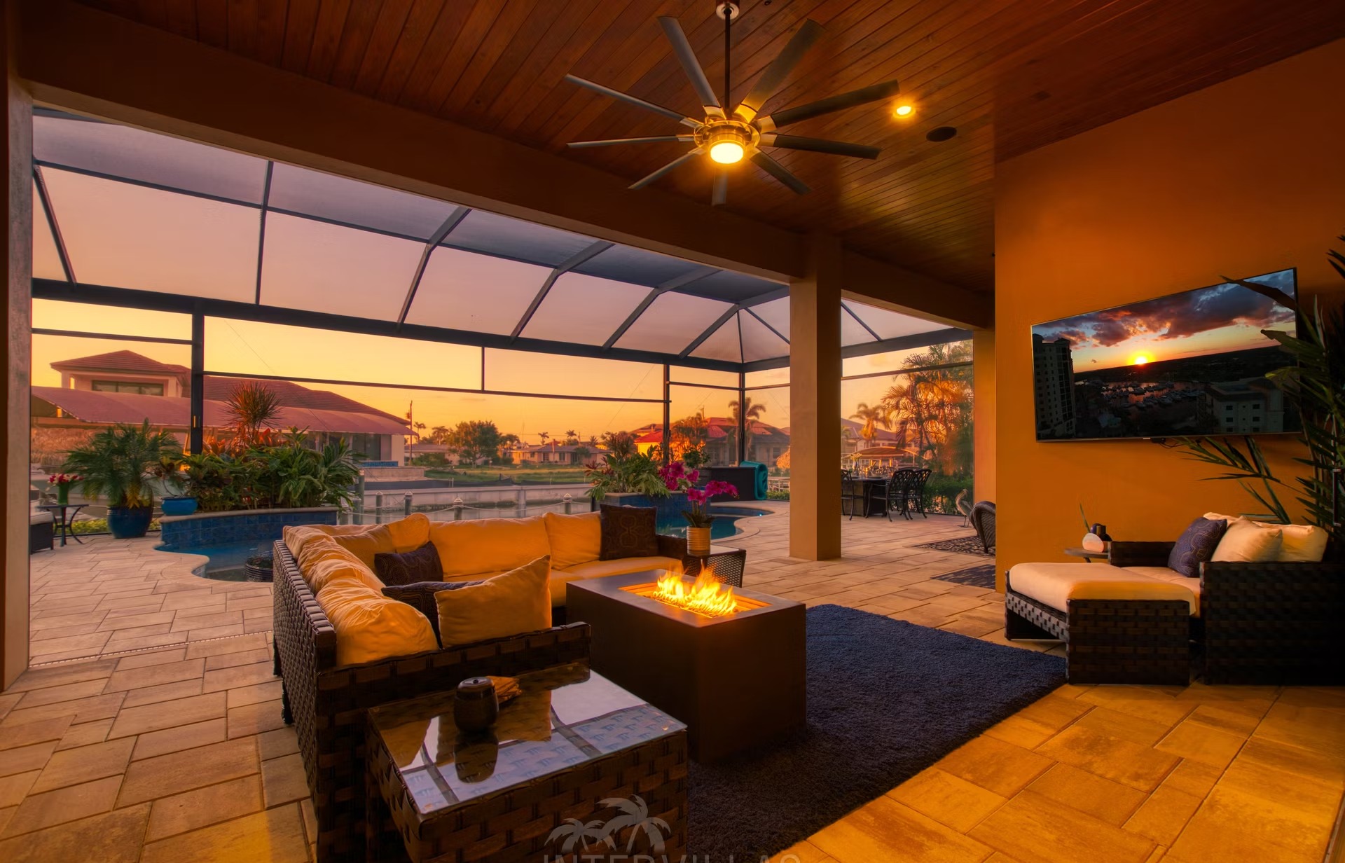 Infinity-Salzwasserpool mit Spa und Blick auf den Kanal.