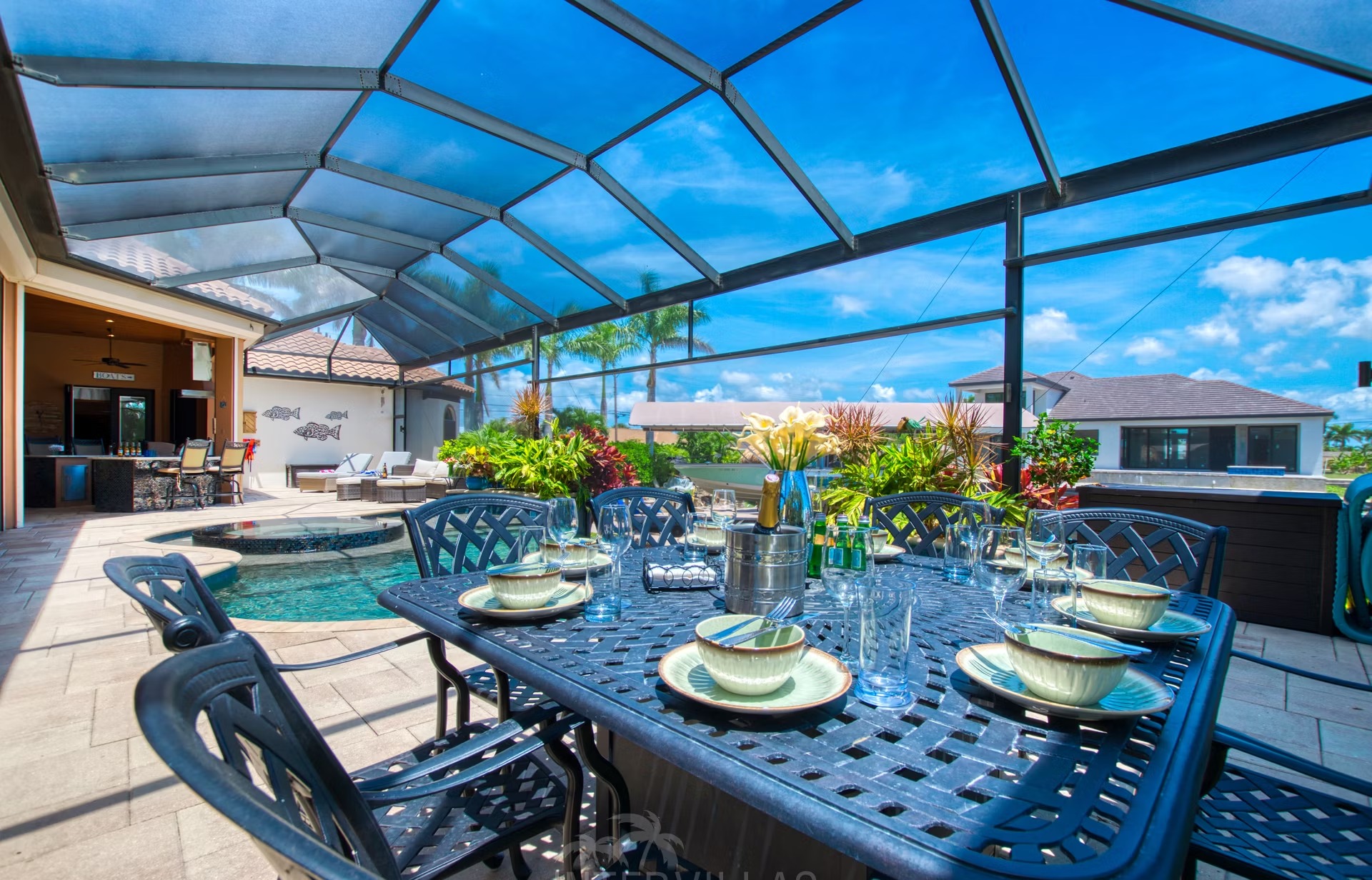 Infinity-Salzwasserpool mit Spa und Blick auf den Kanal (Gulf Access)