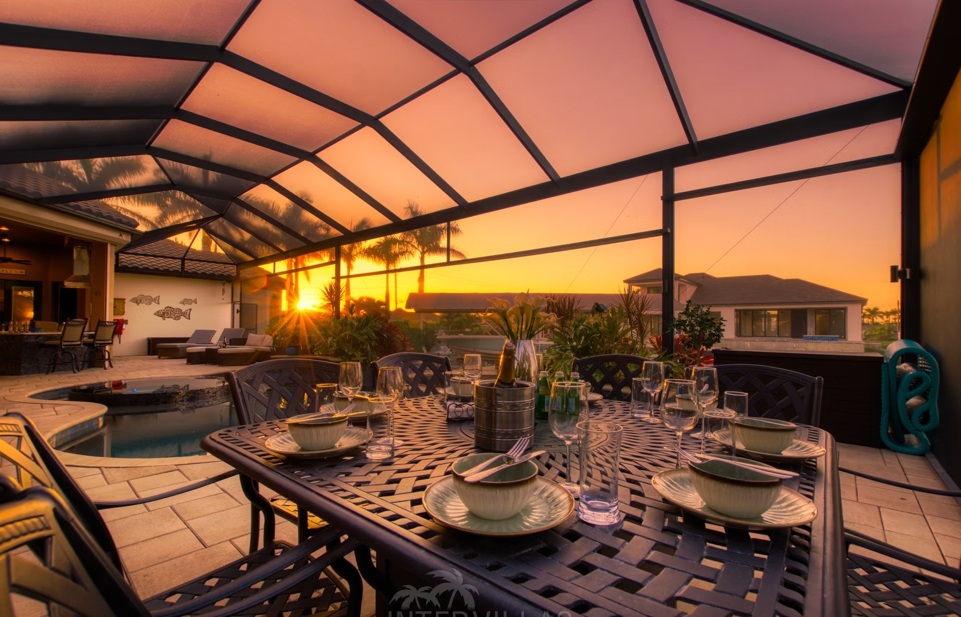 Infinity-Salzwasserpool mit Spa und Blick auf den Kanal.