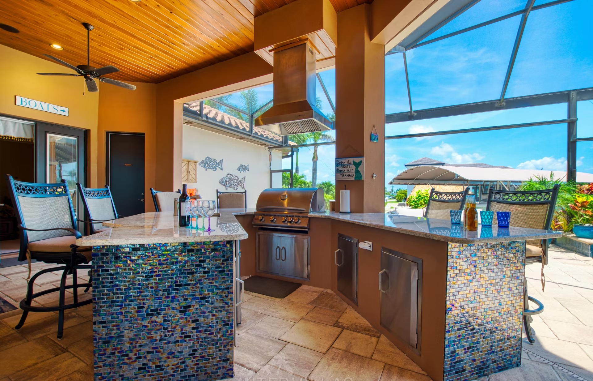 Infinity-Salzwasserpool mit Spa und Blick auf den Kanal.