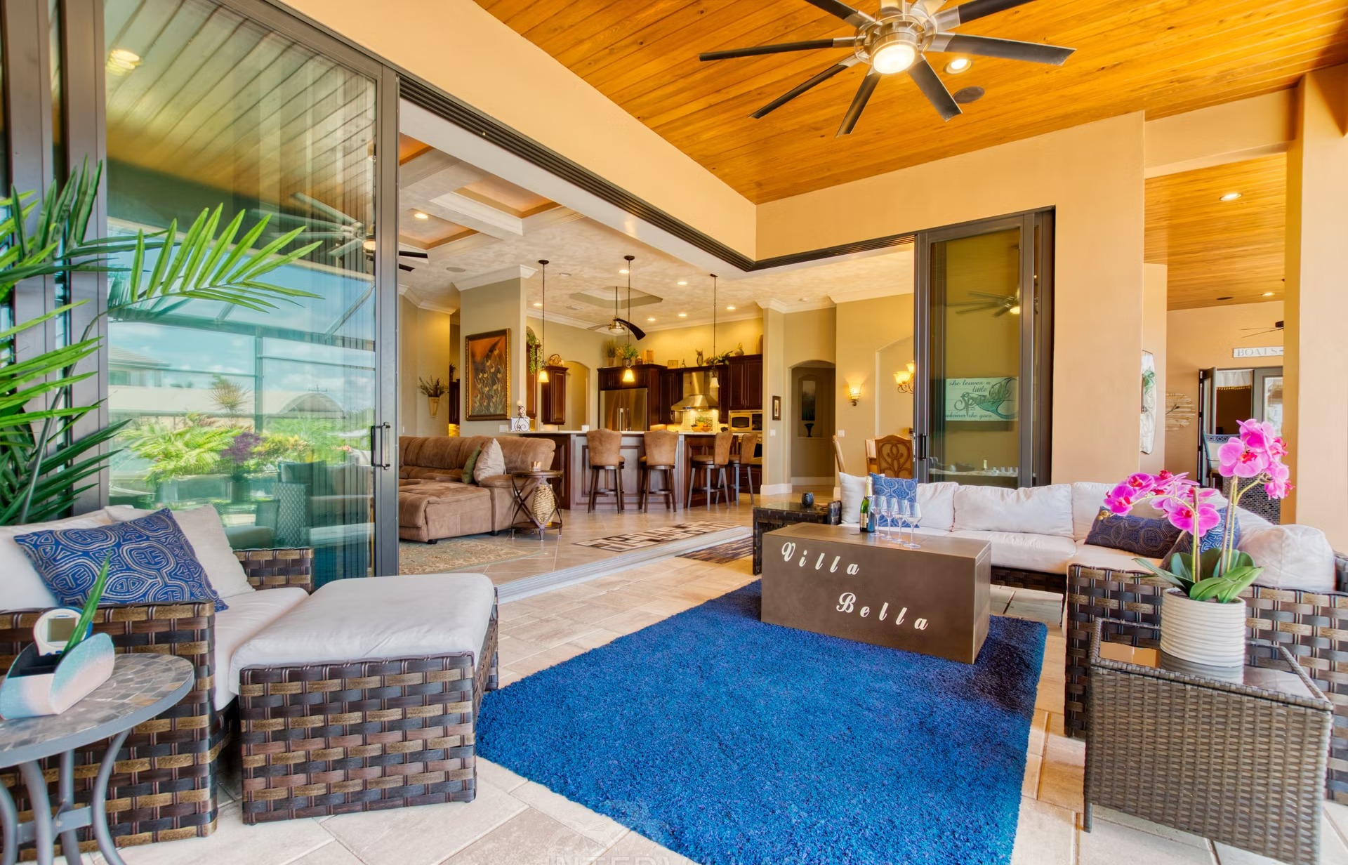 Infinity-Salzwasserpool mit Spa und Blick auf den Kanal.