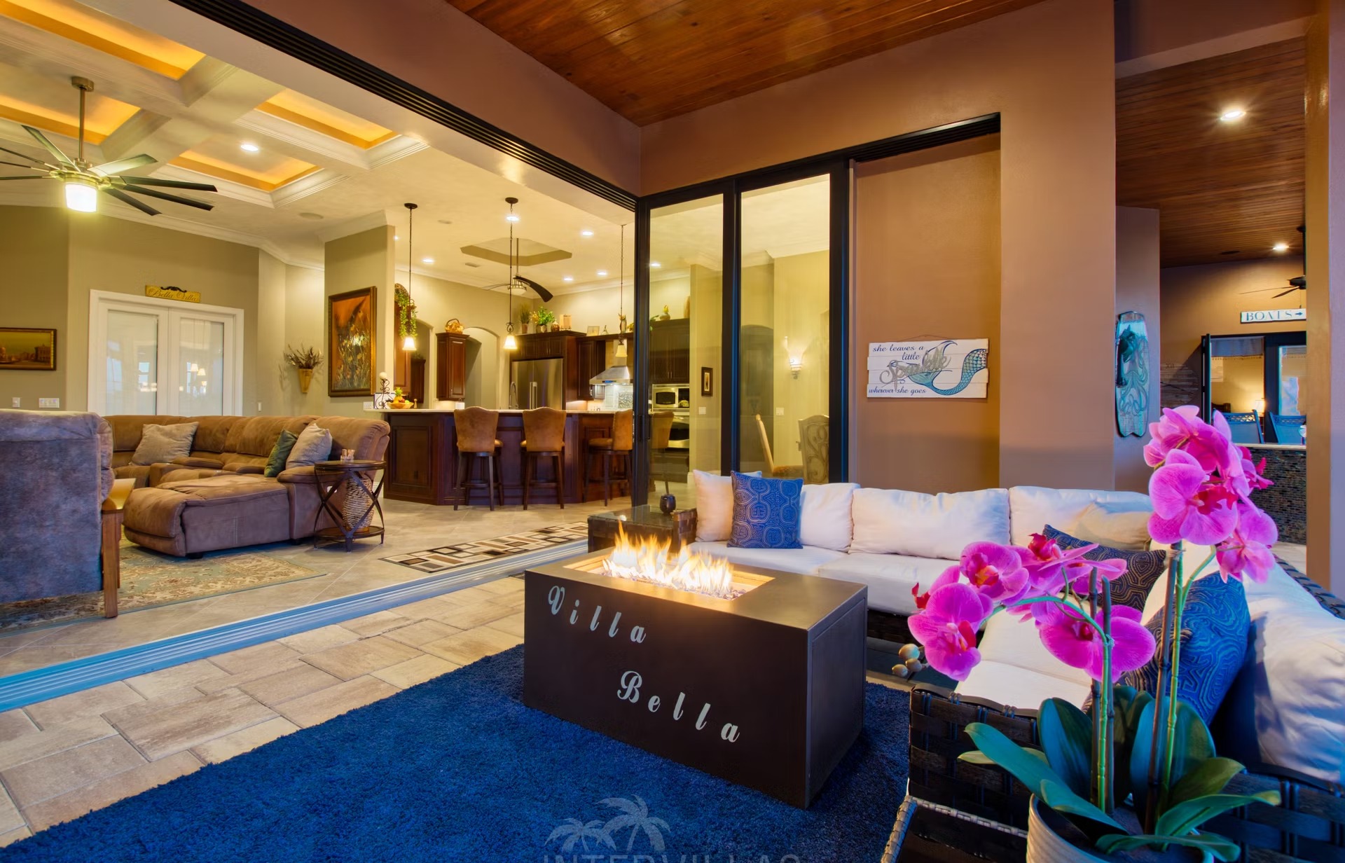 Exklusive Waterfront-Villa in Cape Coral mit Infinity-Salzwasserpool und Outdoor-Spa.