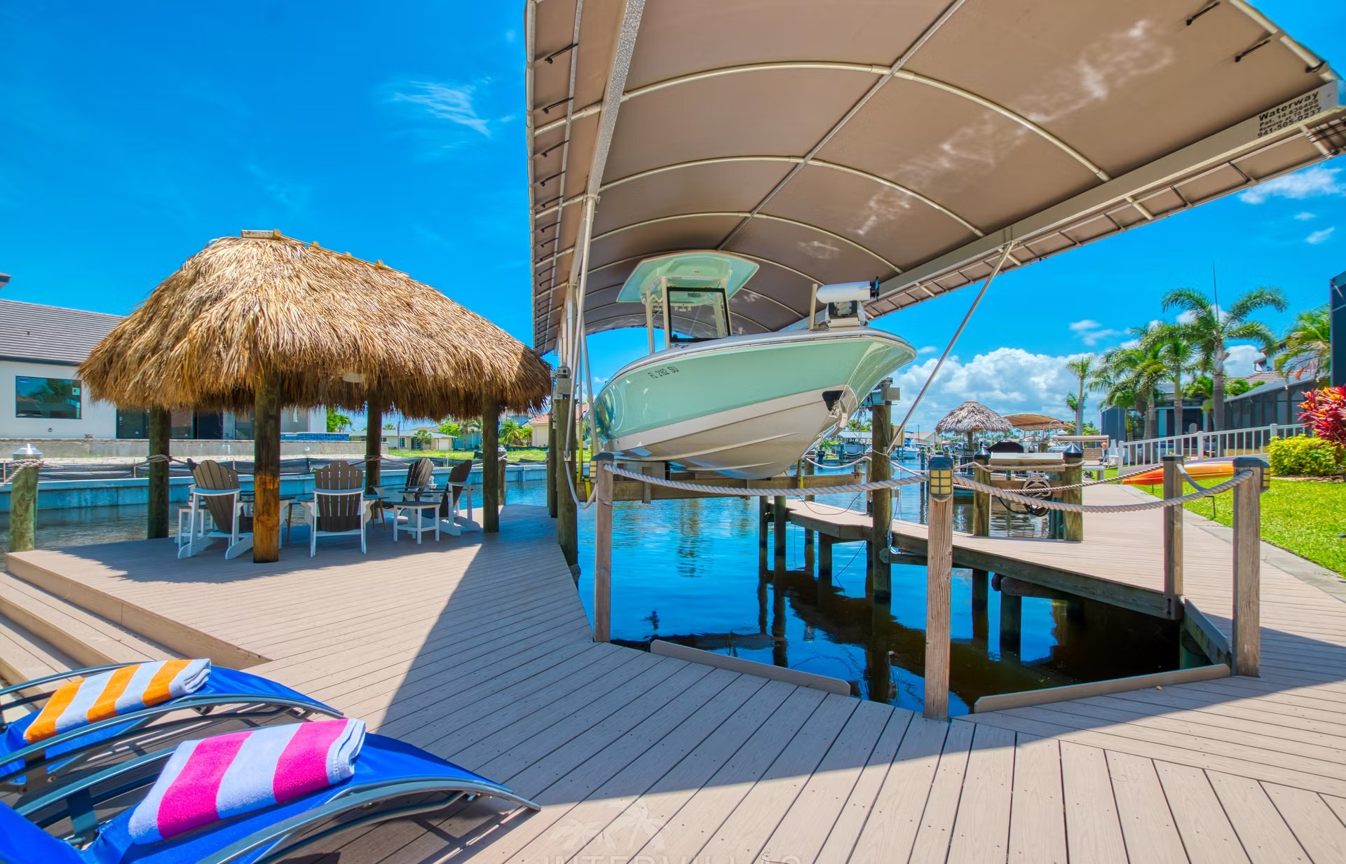 Infinity-Salzwasserpool mit Spa und Blick auf den Kanal.