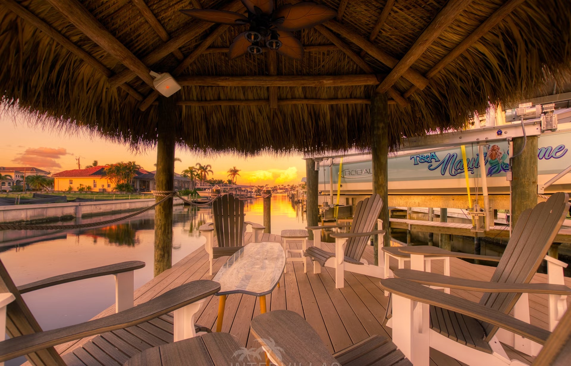 Infinity-Salzwasserpool mit Spa und Blick auf den Kanal.