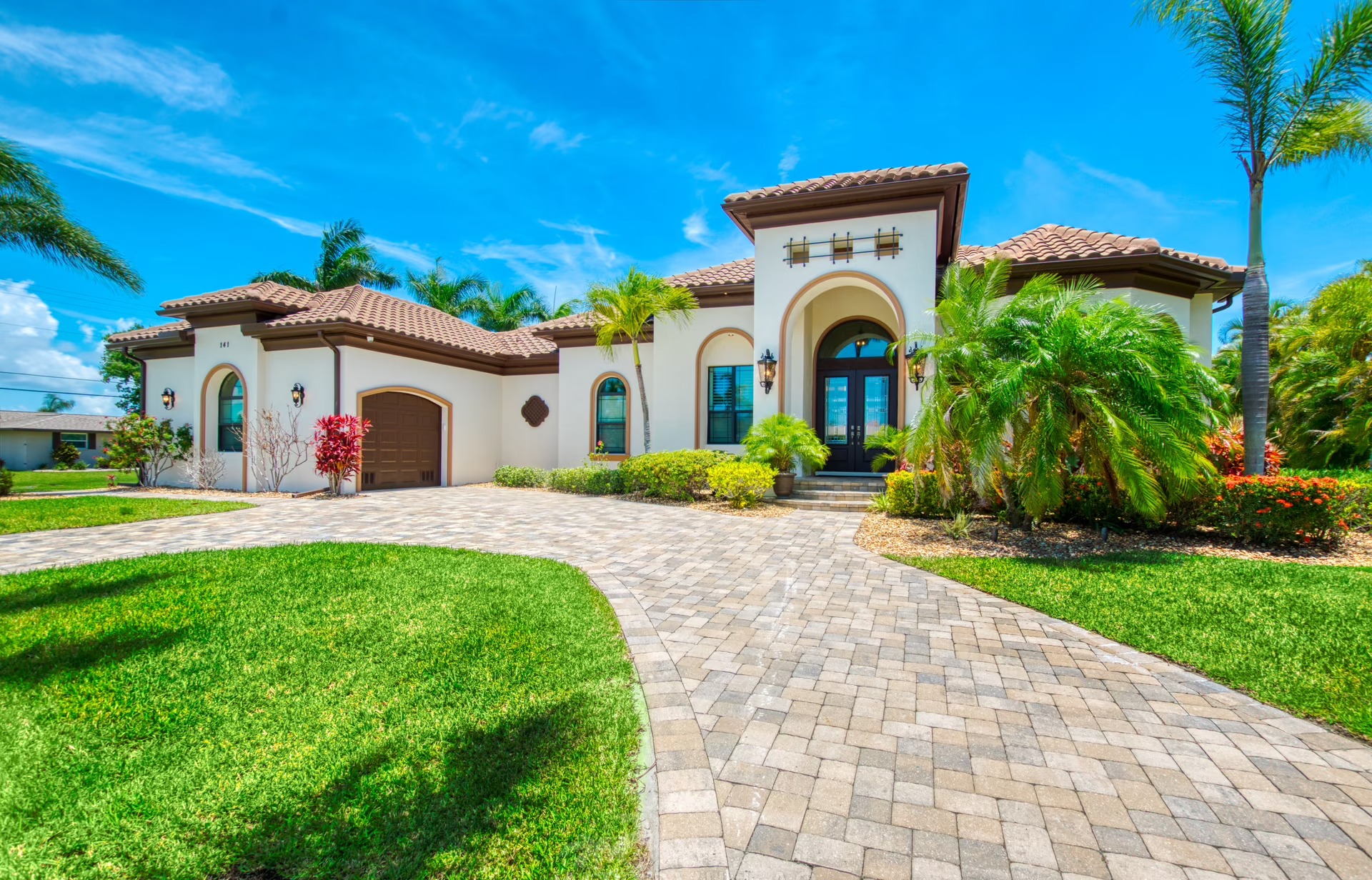 Infinity-Salzwasserpool mit Spa und Blick auf den Kanal am Wassergrundstück in Cape Coral.
