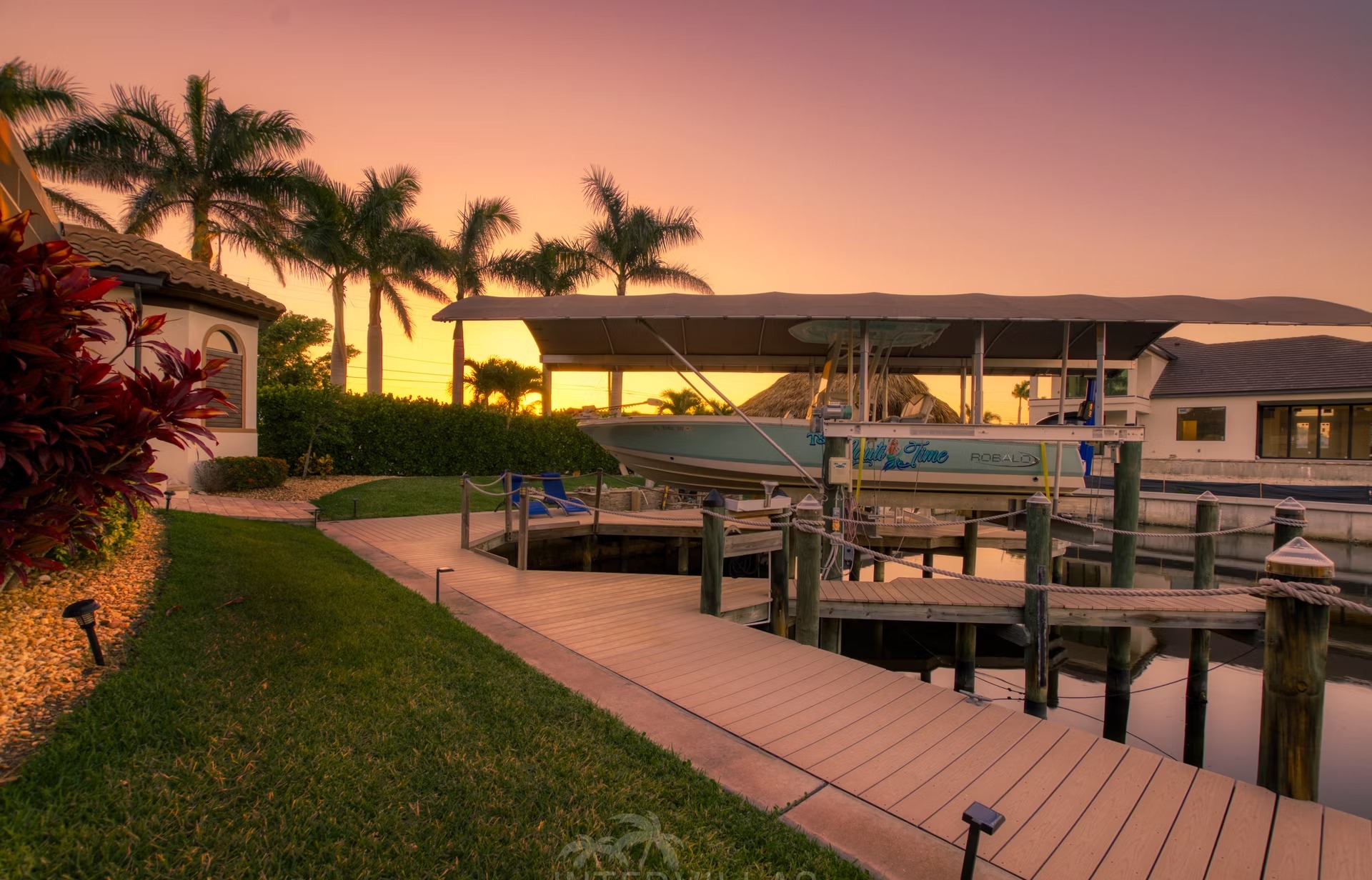 Infinity-Salzwasserpool mit Spa und Blick auf den Kanal.