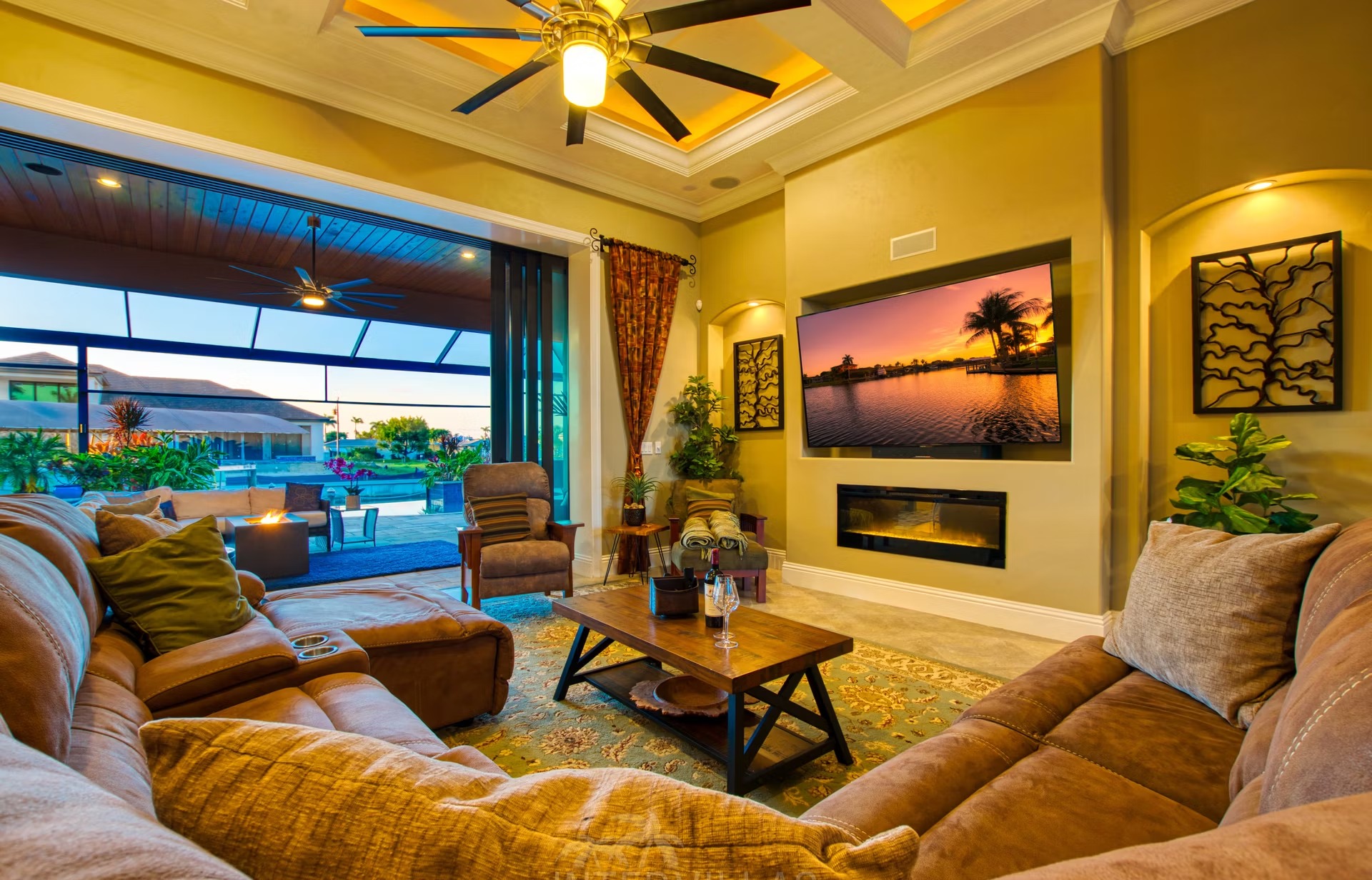 Infinity-Pool mit Wasserblick und Spa-Bereich im Außenbereich.