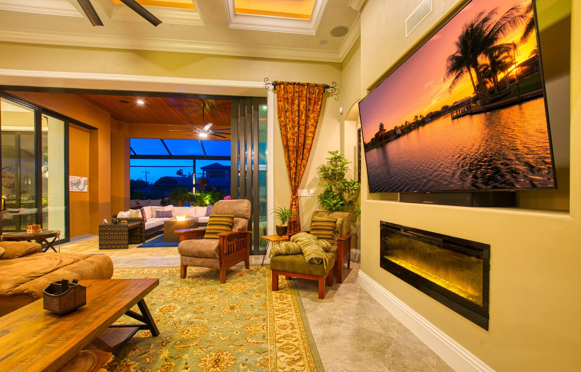 Infinity-Salzwasserpool mit Spa und Blick auf den Kanal.