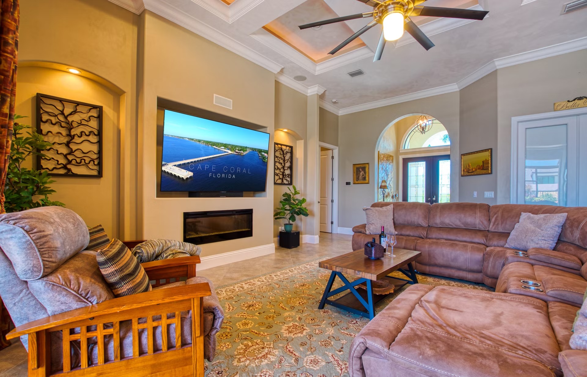 Infinity-Salzwasserpool mit Spa und Blick auf den Kanal.