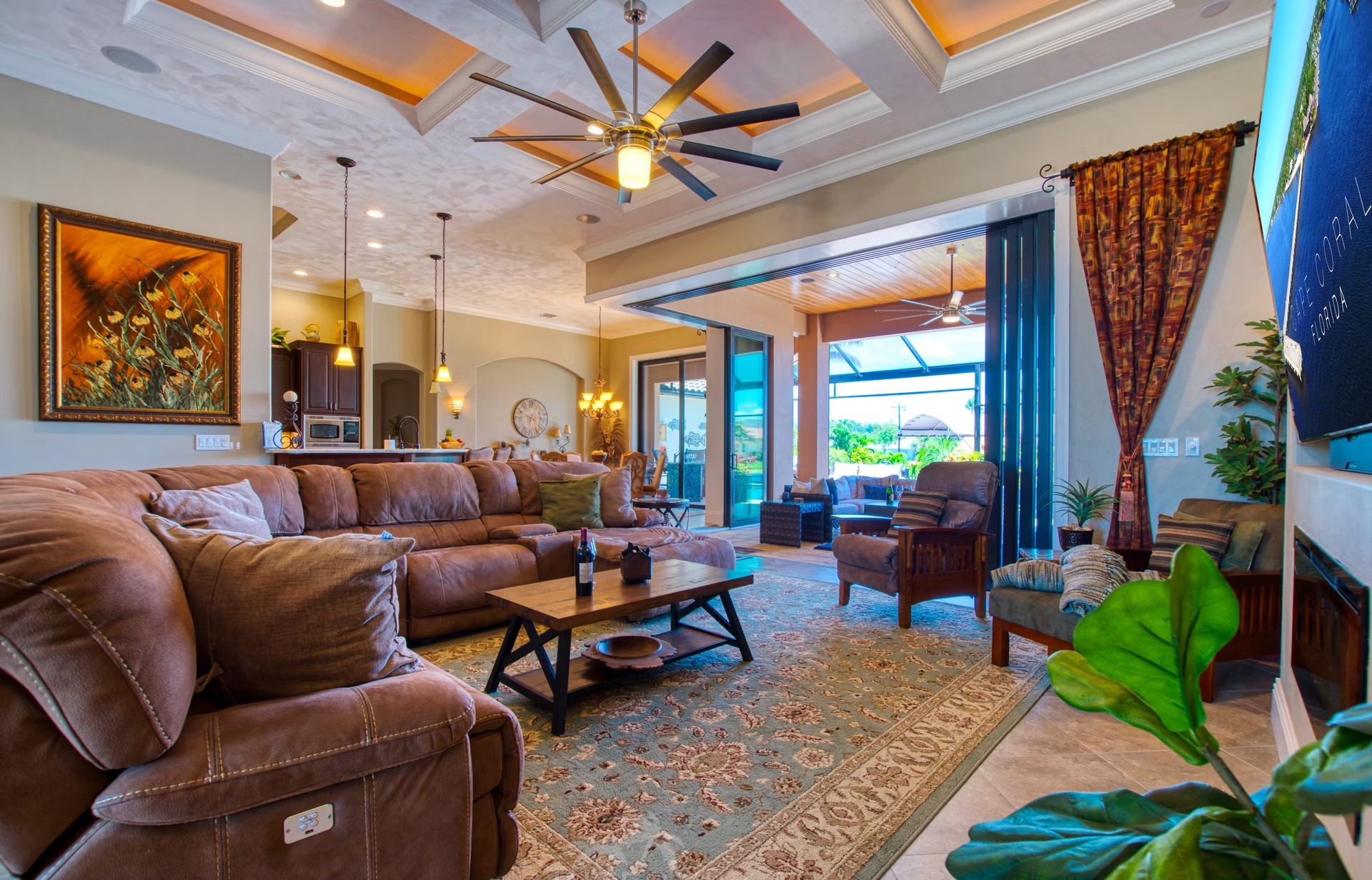 Infinity-Salzwasserpool mit Spa und Blick auf den Kanal.