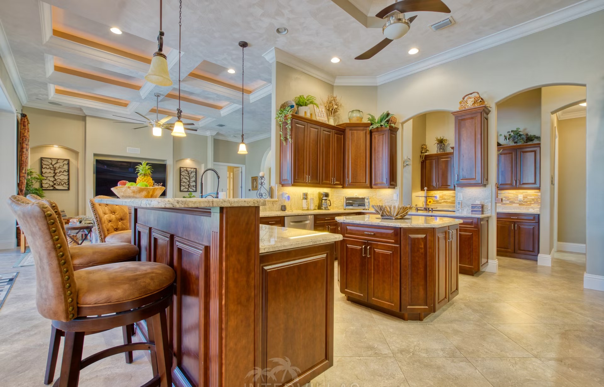 Infinity-Salzwasserpool mit Spa und Blick auf den Kanal.