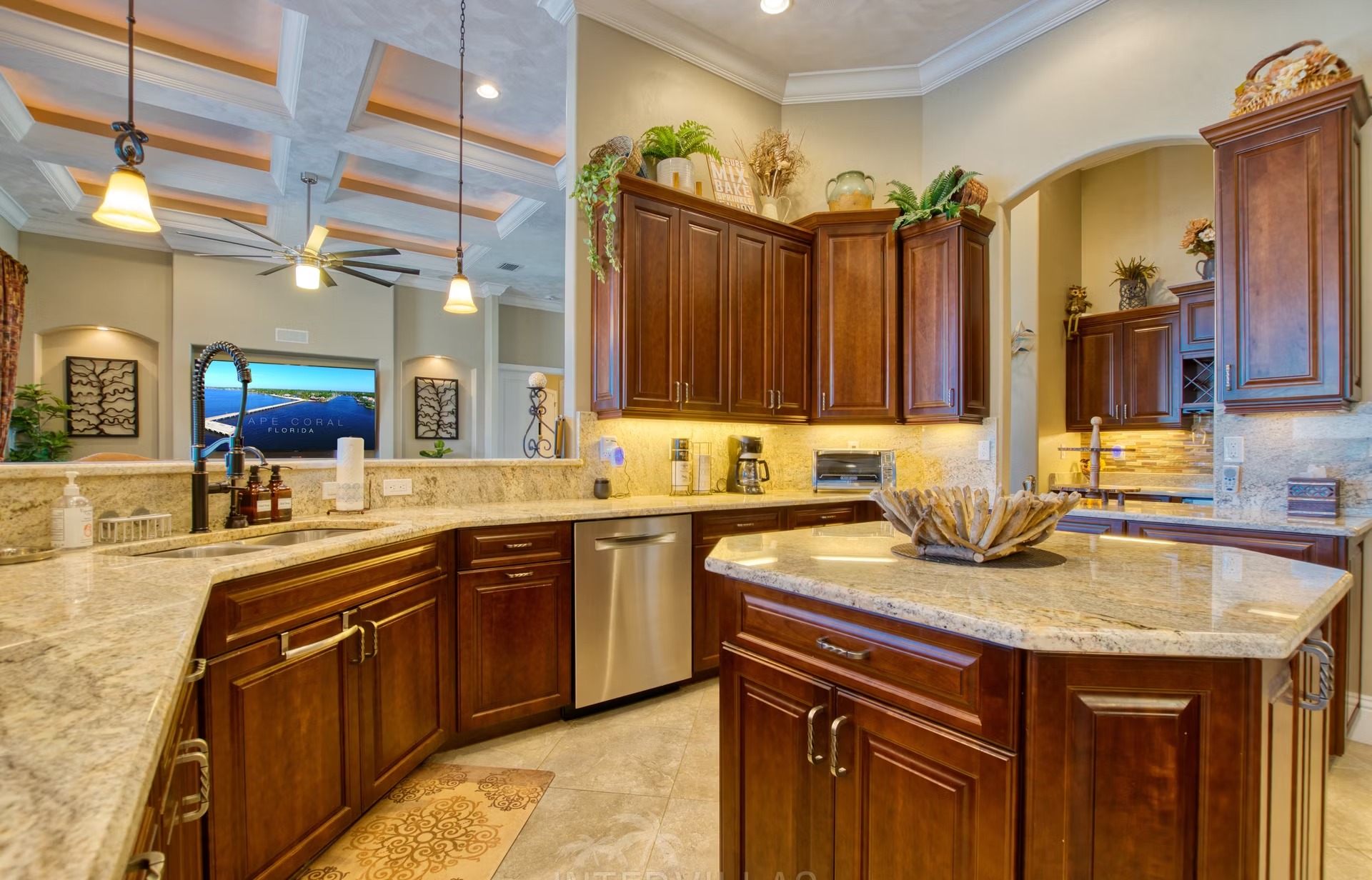 Infinity-Salzwasserpool mit Spa und Wasserblick am Kanal.