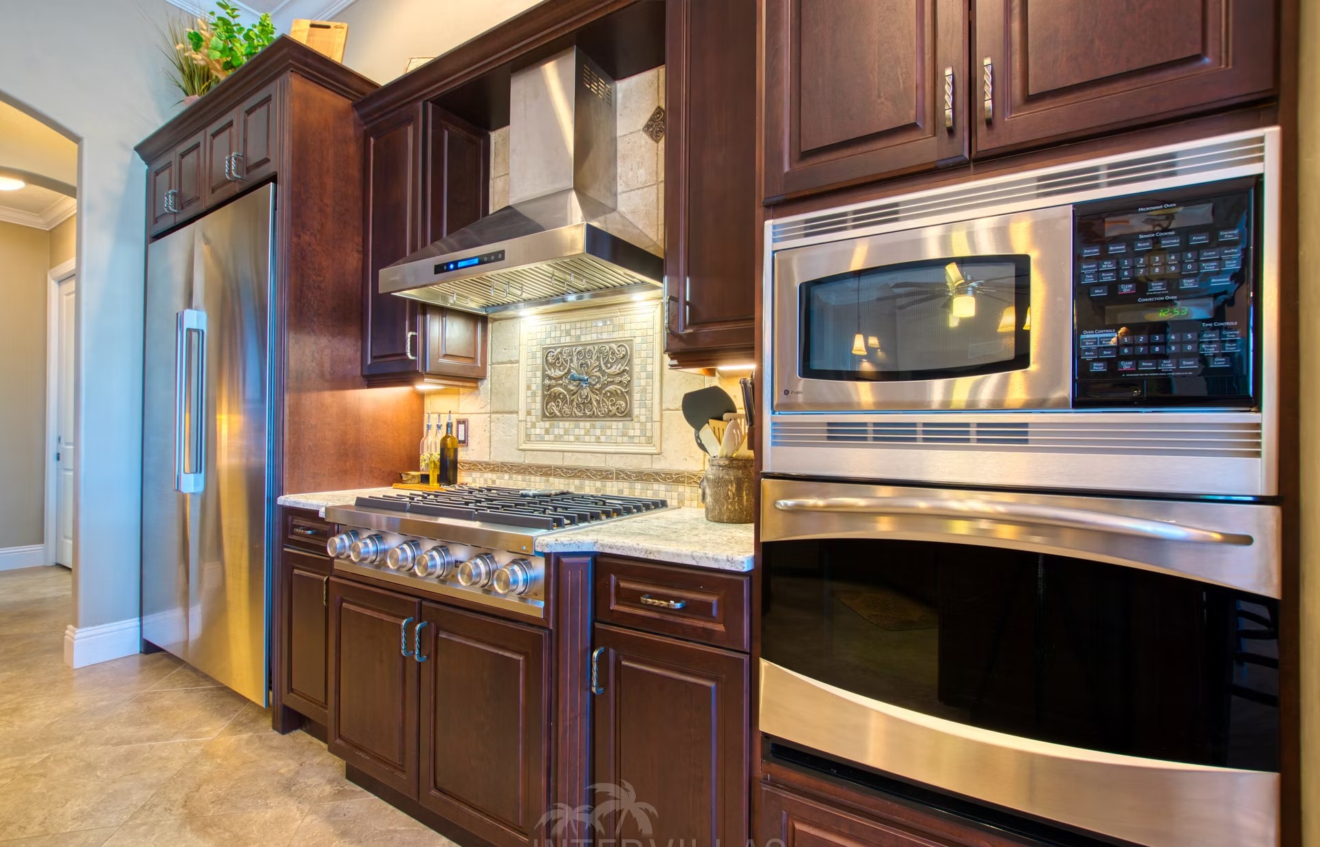 Infinity-Salzwasserpool mit Spa und Blick auf den Kanal.