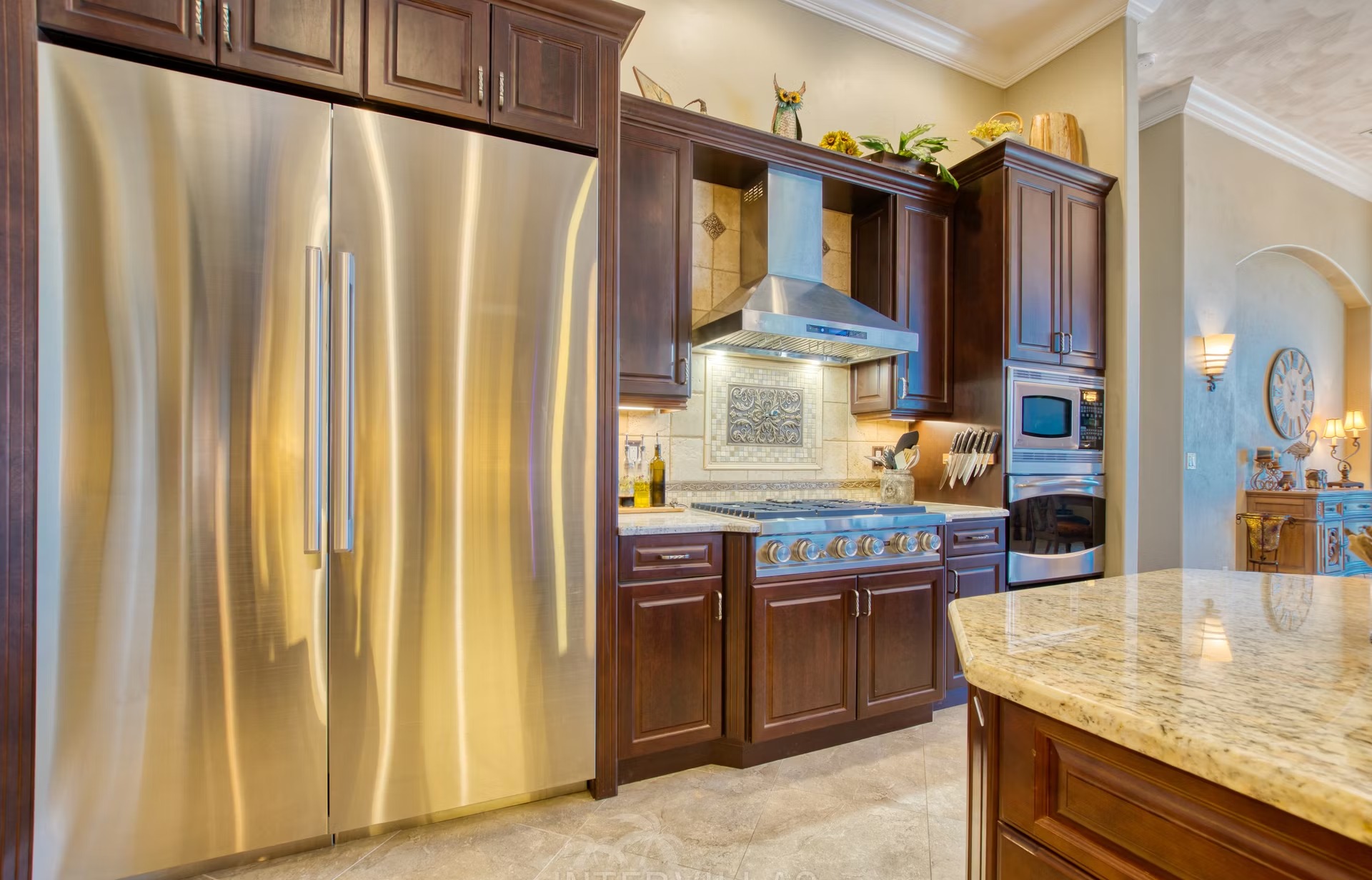 Infinity-Salzwasserpool mit Spa und Blick auf den Kanal.