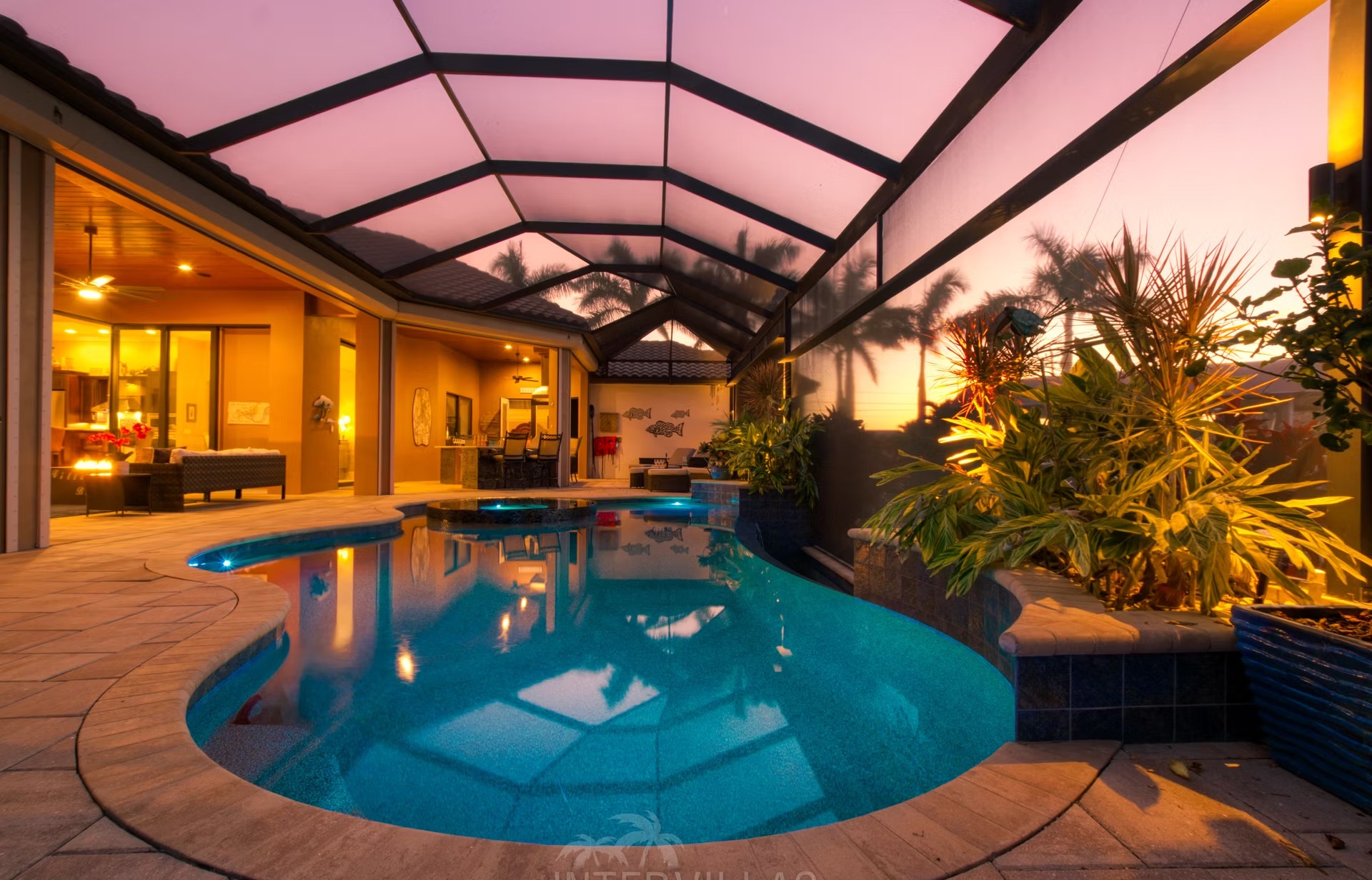 Infinity-Salzwasserpool mit Spa und Blick auf den Kanal.