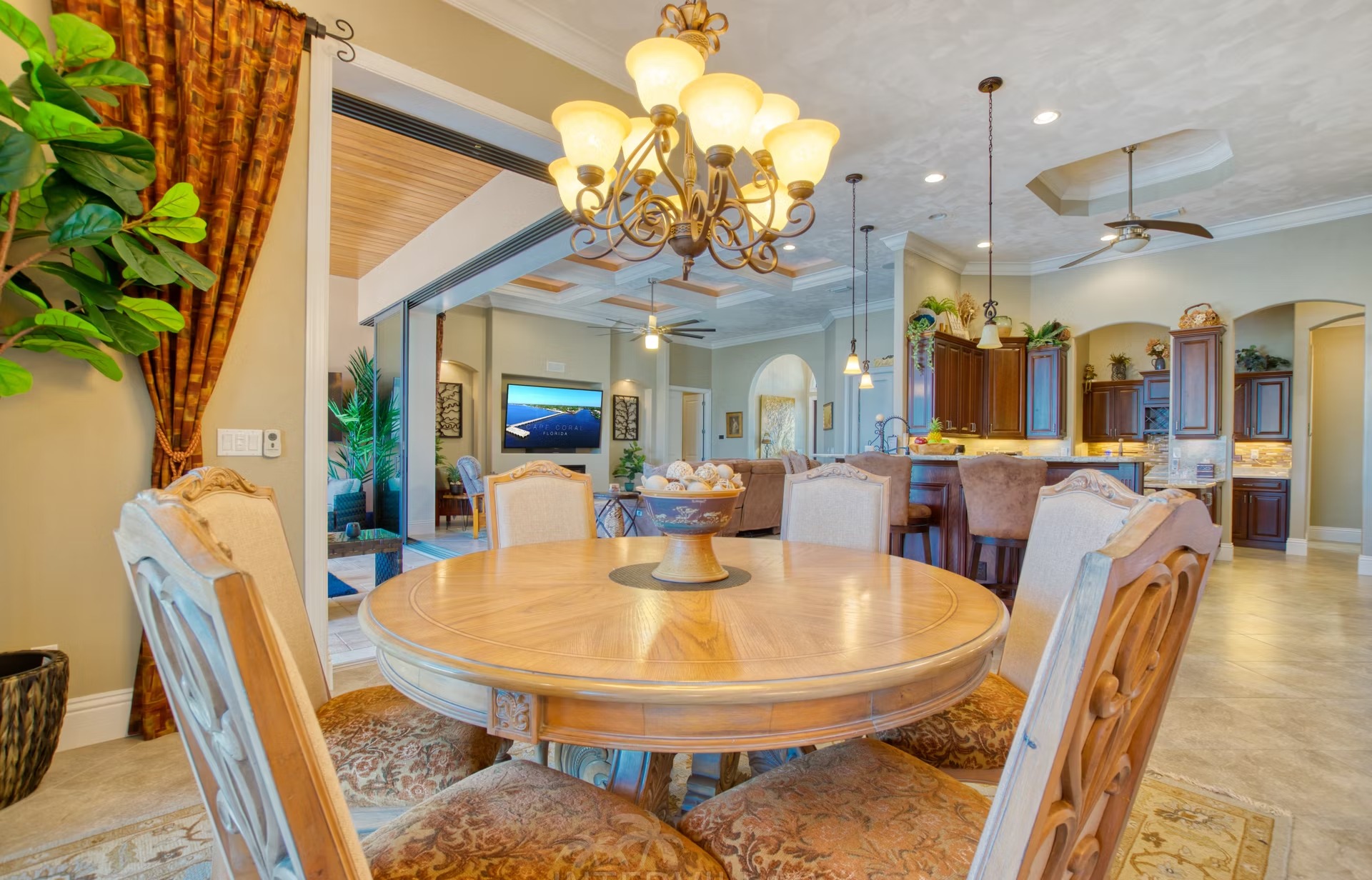 Infinity-Salzwasserpool mit Spa und Blick auf den Kanal.