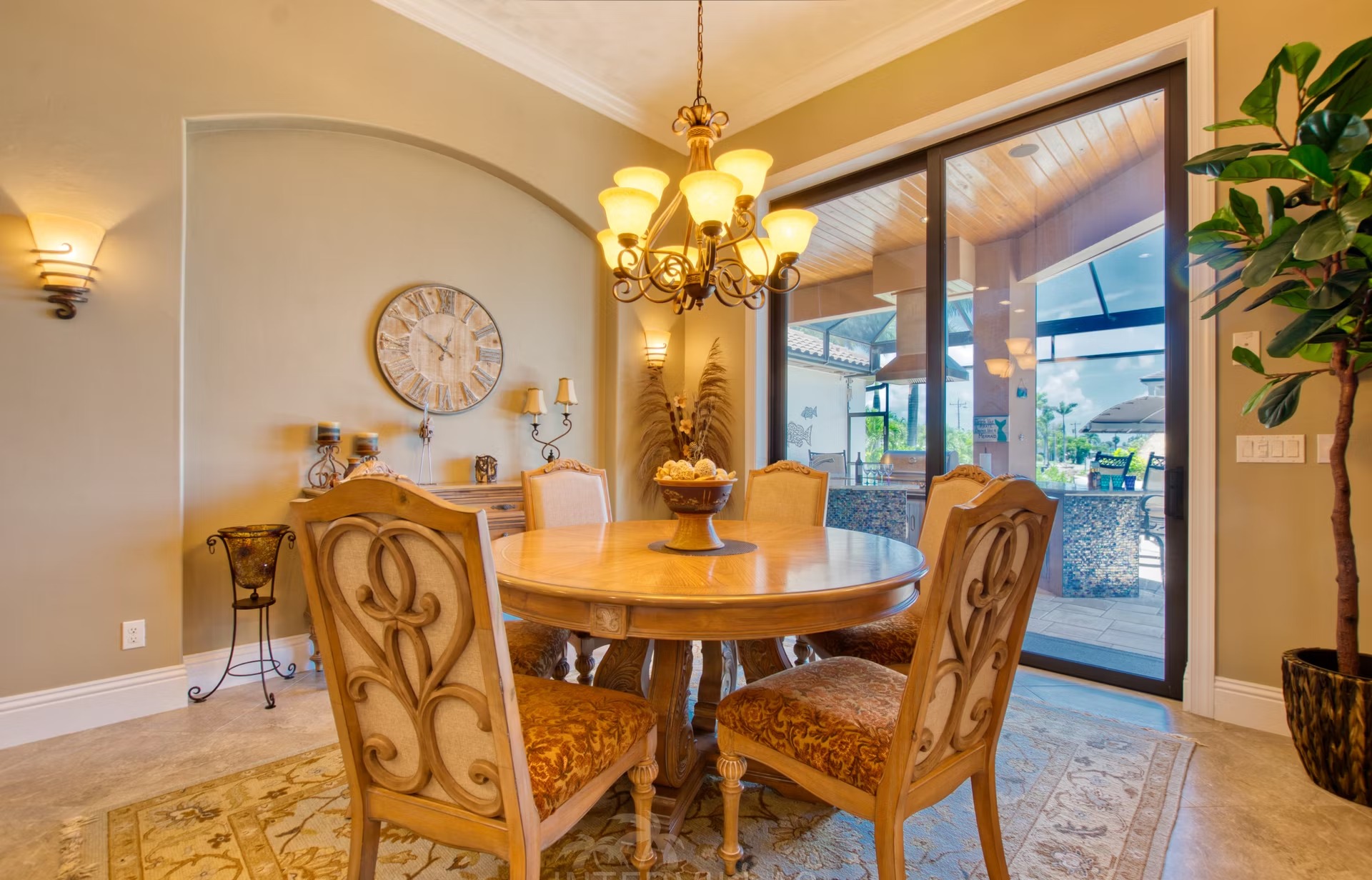 Infinity-Salzwasserpool mit Spa und Blick auf den Kanal.