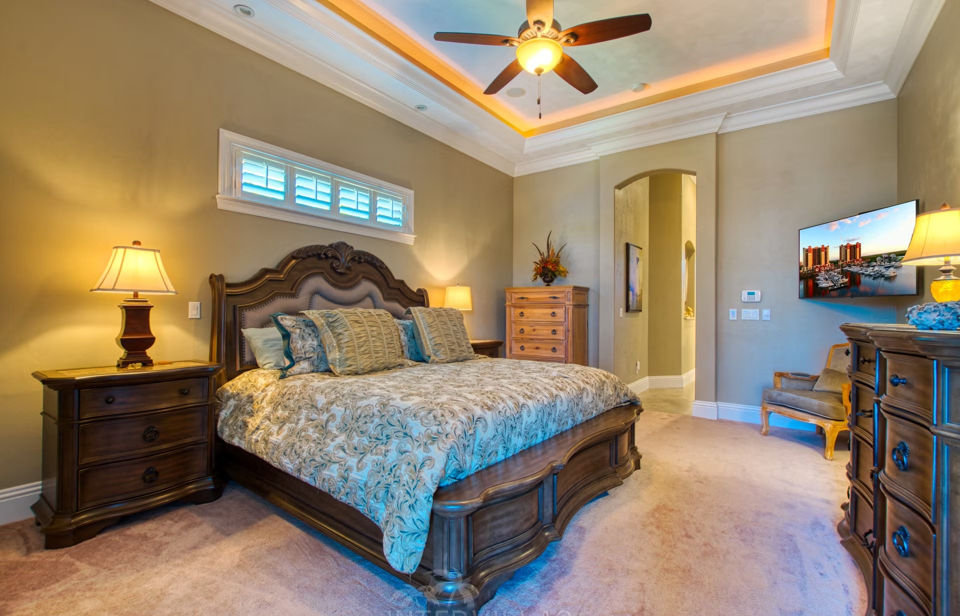 Infinity-Salzwasserpool mit Spa und Wasserblick am Kanal.