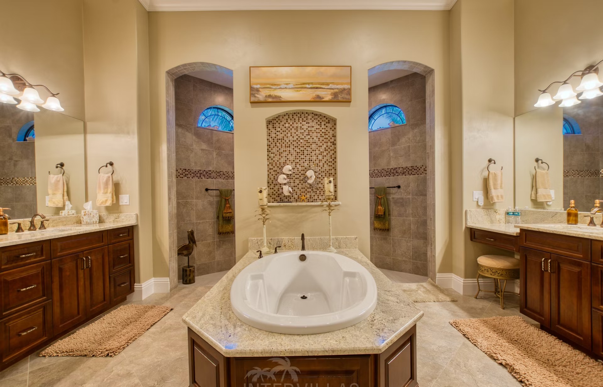 Infinity-Salzwasserpool mit Spa und Blick auf den Kanal.