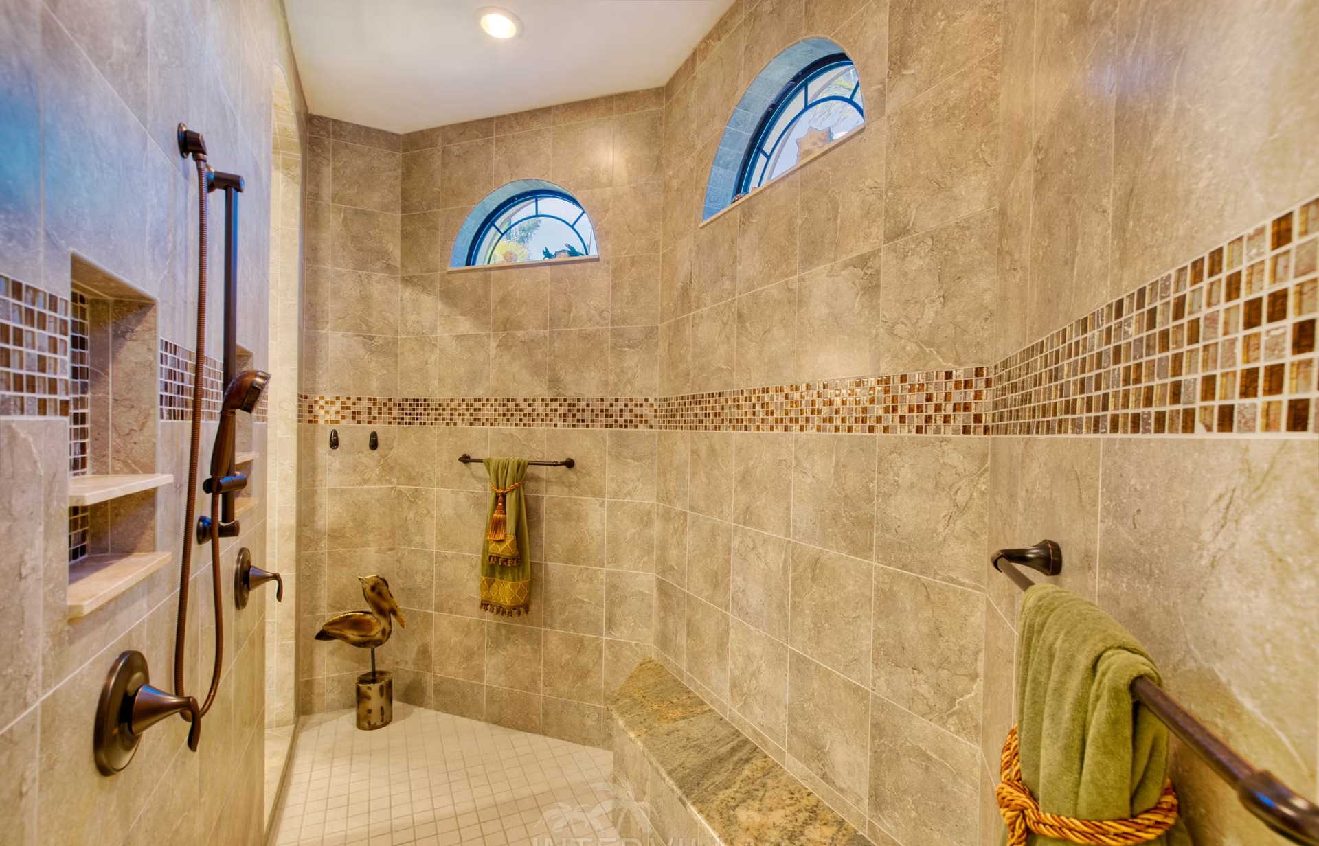 Infinity-Salzwasserpool mit Spa und Wasserblick am Kanal.