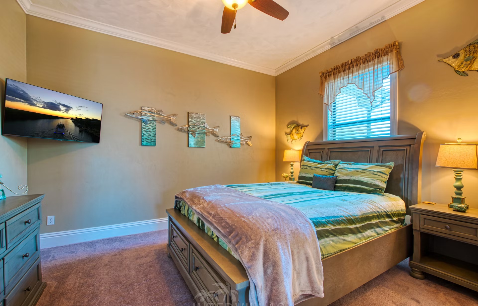 Infinity-Salzwasserpool mit Spa und Blick auf den Kanal.