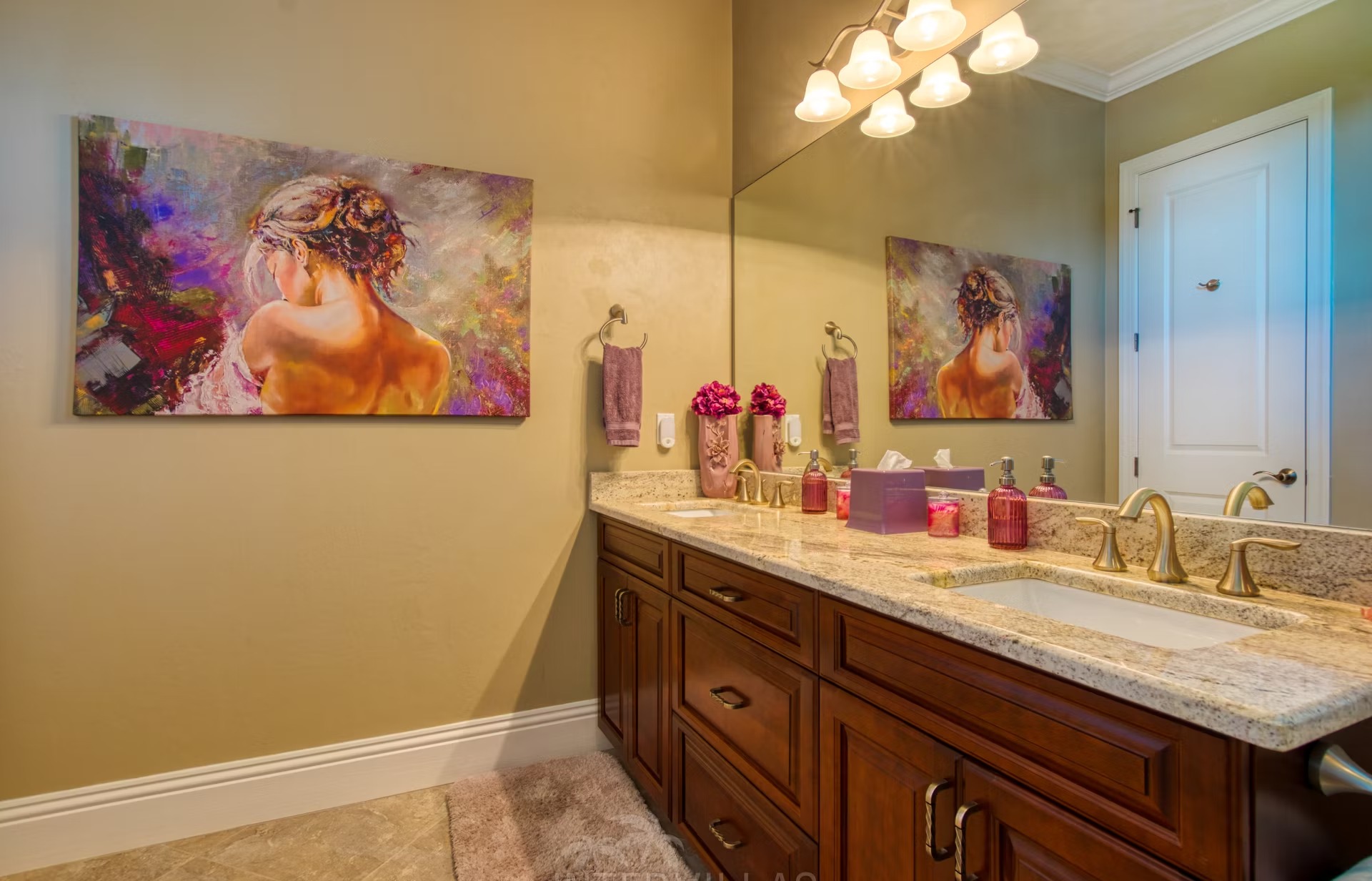 Infinity-Salzwasserpool mit Spa und Blick auf den Kanal.