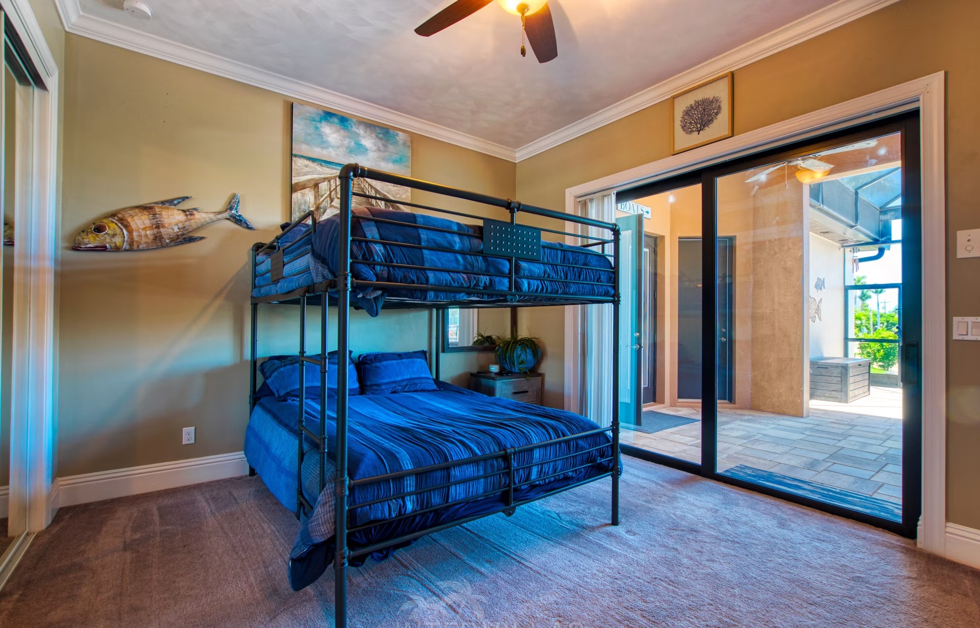 Infinity-Salzwasserpool mit Spa und Blick auf den Kanal.